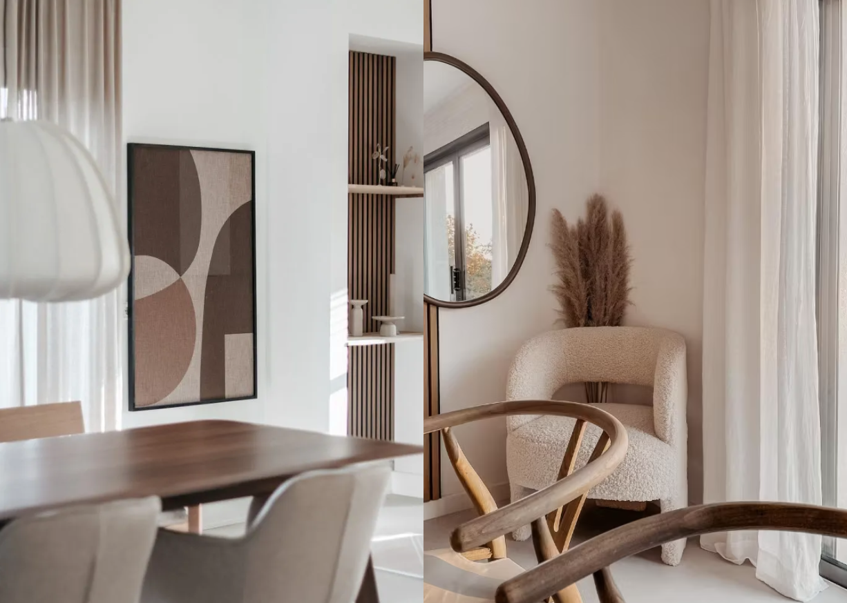 Soggiorno nordico minimalista con toni neutri, pannello acustico in legno Akupanel come arte da parete, specchio rotondo, sedia daccento beige, tavolo da pranzo in legno e centrotavola in erba pampa.