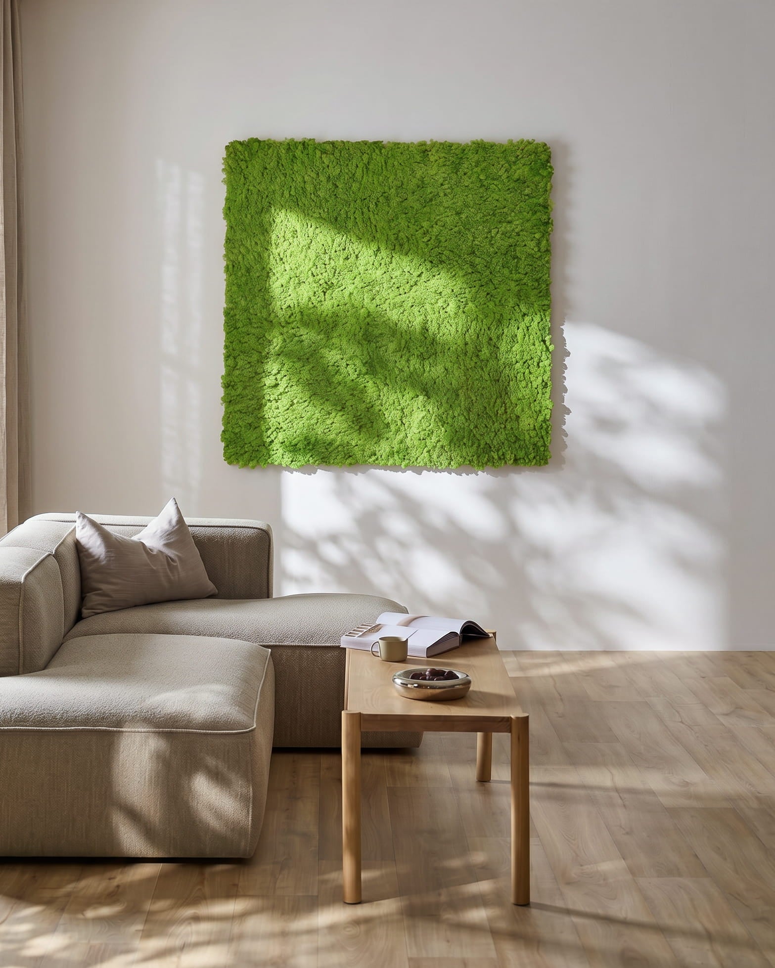 Soggiorno moderno con un divano beige e WoodUpp Akupixel Pannello acustico in Moss / Apple Green, 60x60 cm, montato a parete. La luce del sole crea ombre nelle vicinanze.