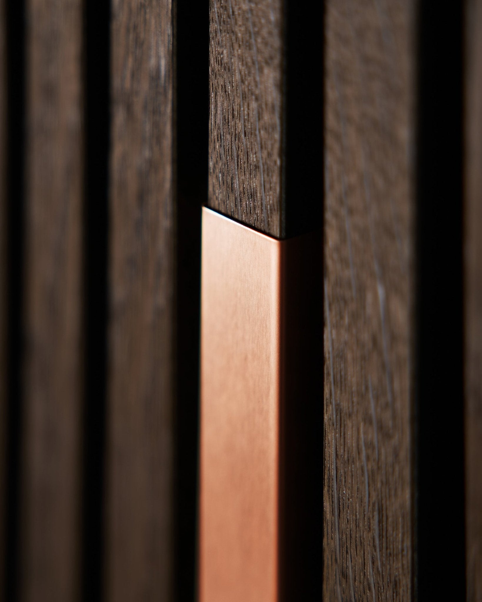 Primo piano di WoodUpp Akupanel Liva | Cover in Copper, 60 cm, che mostra doghe acustiche in legno vertical con dettaglio copper per aggiungere texture e contrasto.