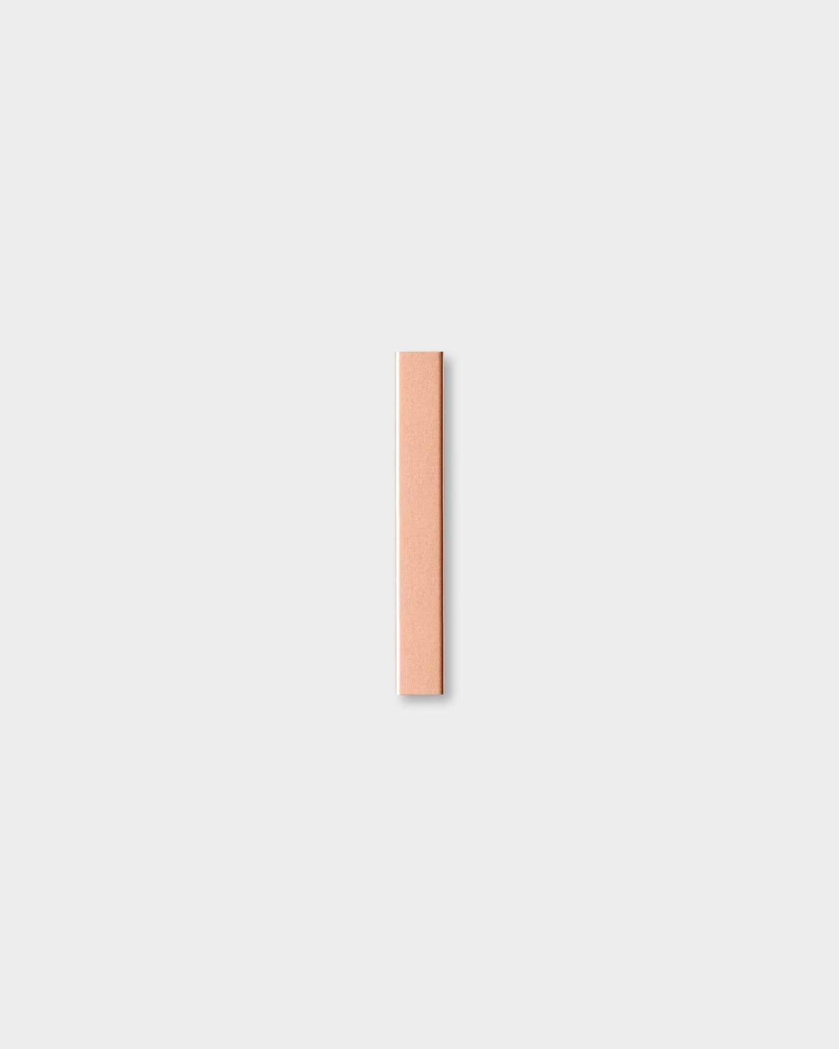 Il pannello acustico in legno Liva | Cover / Copper di WoodUpp, largo 20 cm, è centrato su uno sfondo semplice grigio chiaro.