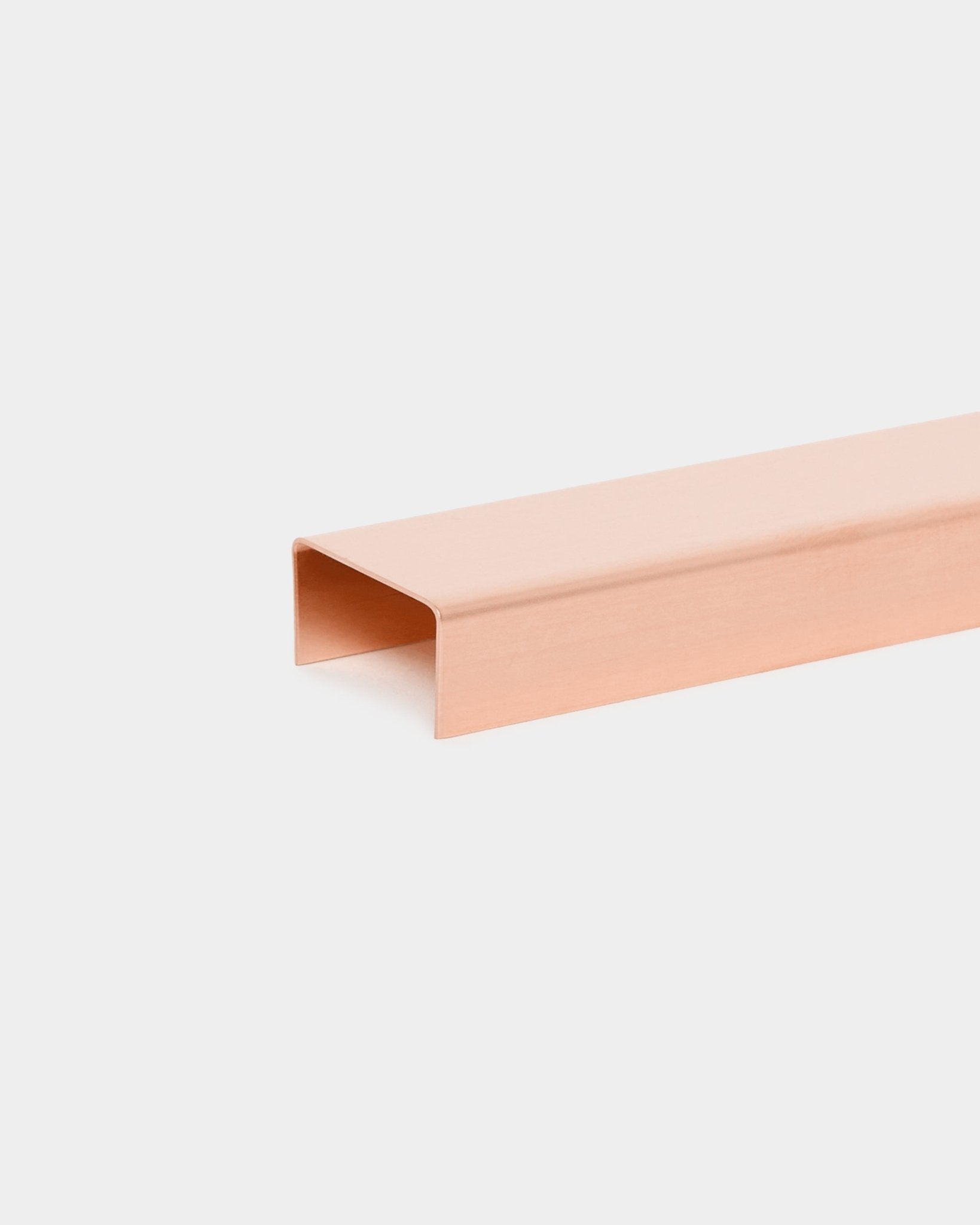 Il Liva | Cover / Copper, 20 cm di WoodUpp è un accessorio rettangolare copper per pannelli acustici Akupanel, presentato su uno sfondo bianco semplice.