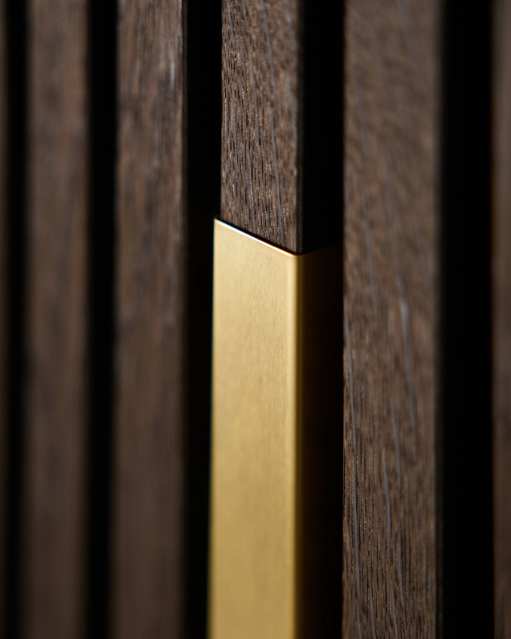 Primo piano di Liva | Cover / Brass, 120 cm di WoodUpp: un Pannello acustico vertical con finitura oro opaco, pensato per applicazioni decorative a parete.