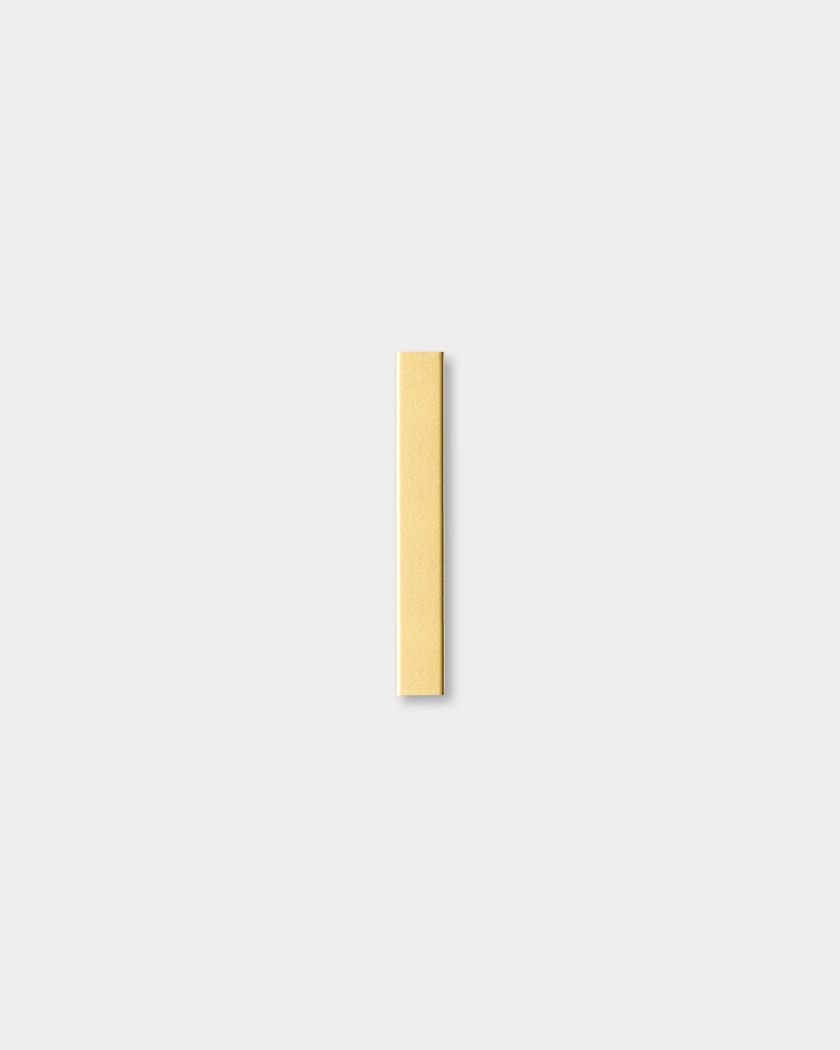 Singolo vertical Pannello acustico della collezione Liva di WoodUpp in beige con dettagli brass, largo 20 cm, centrato su uno sfondo semplice grigio chiaro.