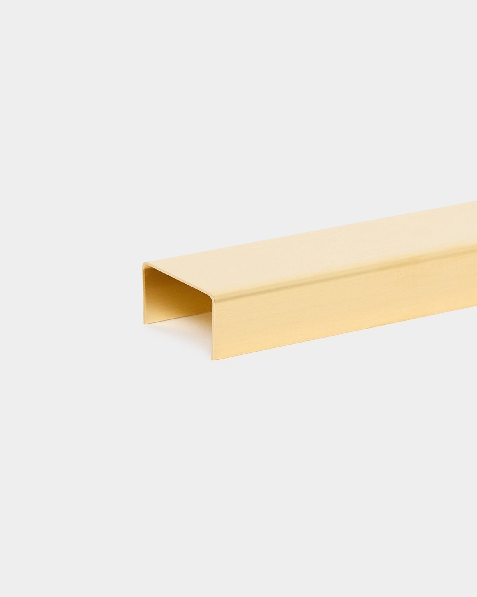 Il Cover Liva in brass, 20 cm, di WoodUpp è un profilo metallico a U dorato progettato come copertura di finitura per i pannelli acustici in legno Akupanel.