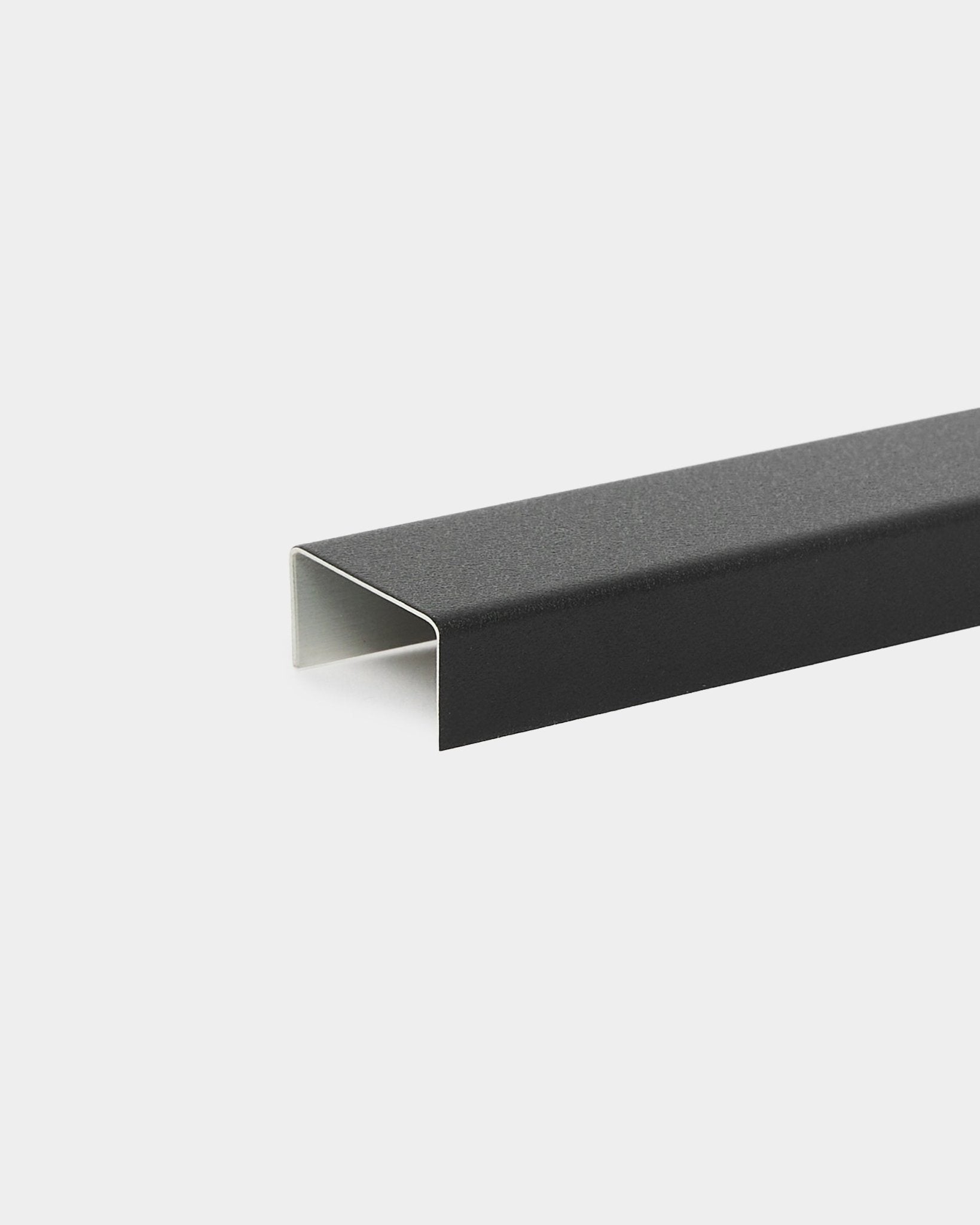 Cover di finitura in alluminio Black Liva (60 cm) di WoodUpp, pensata come accessorio o profilo metallico per pannelli acustici o installazioni decorative a parete.
