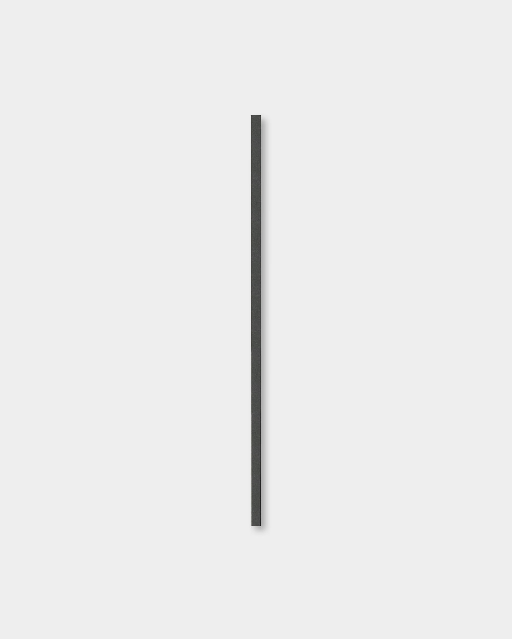 Il Liva | Cover in alluminio black, 120 cm, di WoodUpp, progettato come rivestimento vertical per i pannelli acustici in legno Akupanel o per interni nordici minimalisti.