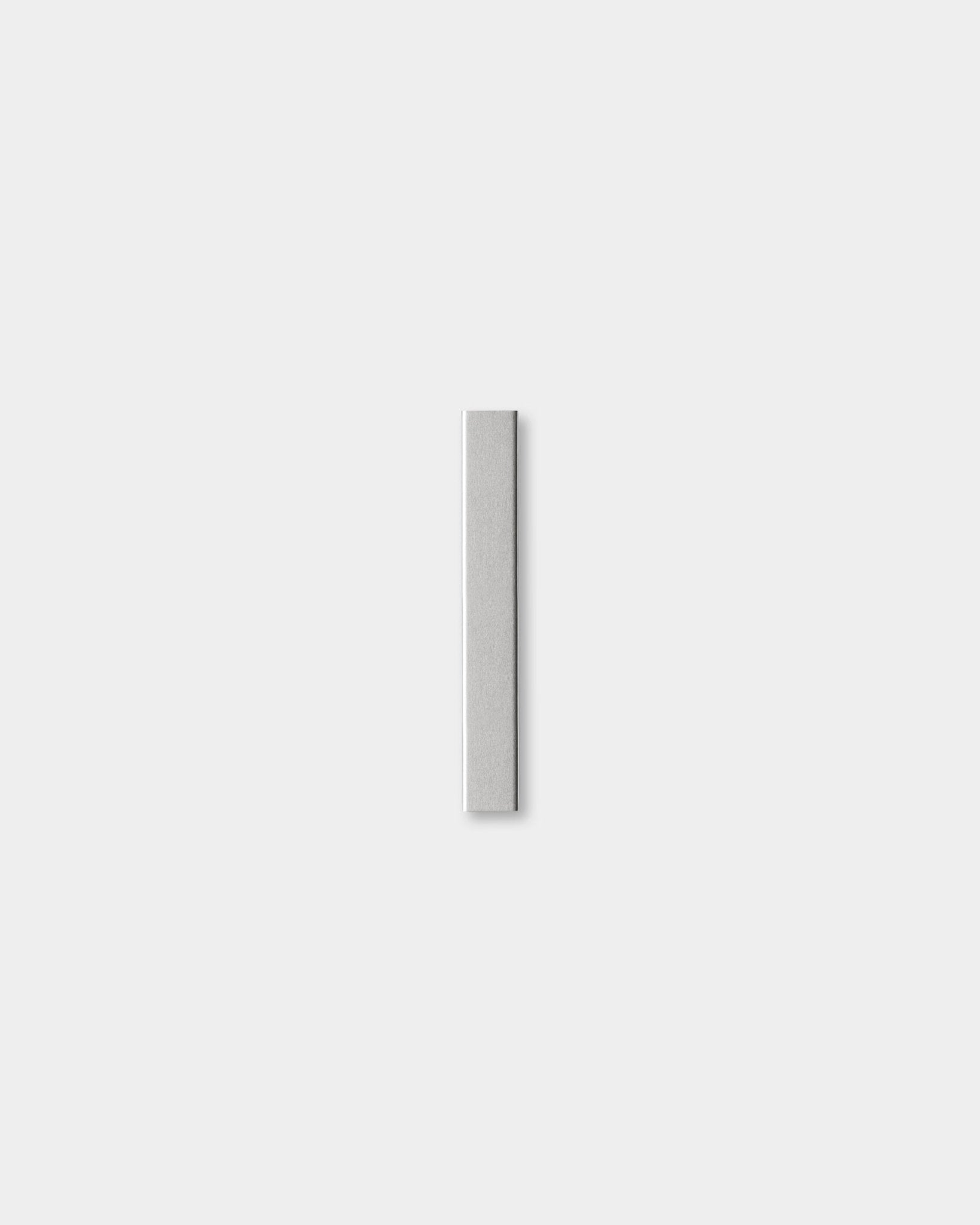 Liva | Cover di WoodUpp, un accessorio Pannello acustico in steel lucido (20 cm), è posizionato al centro su uno sfondo grigio chiaro.