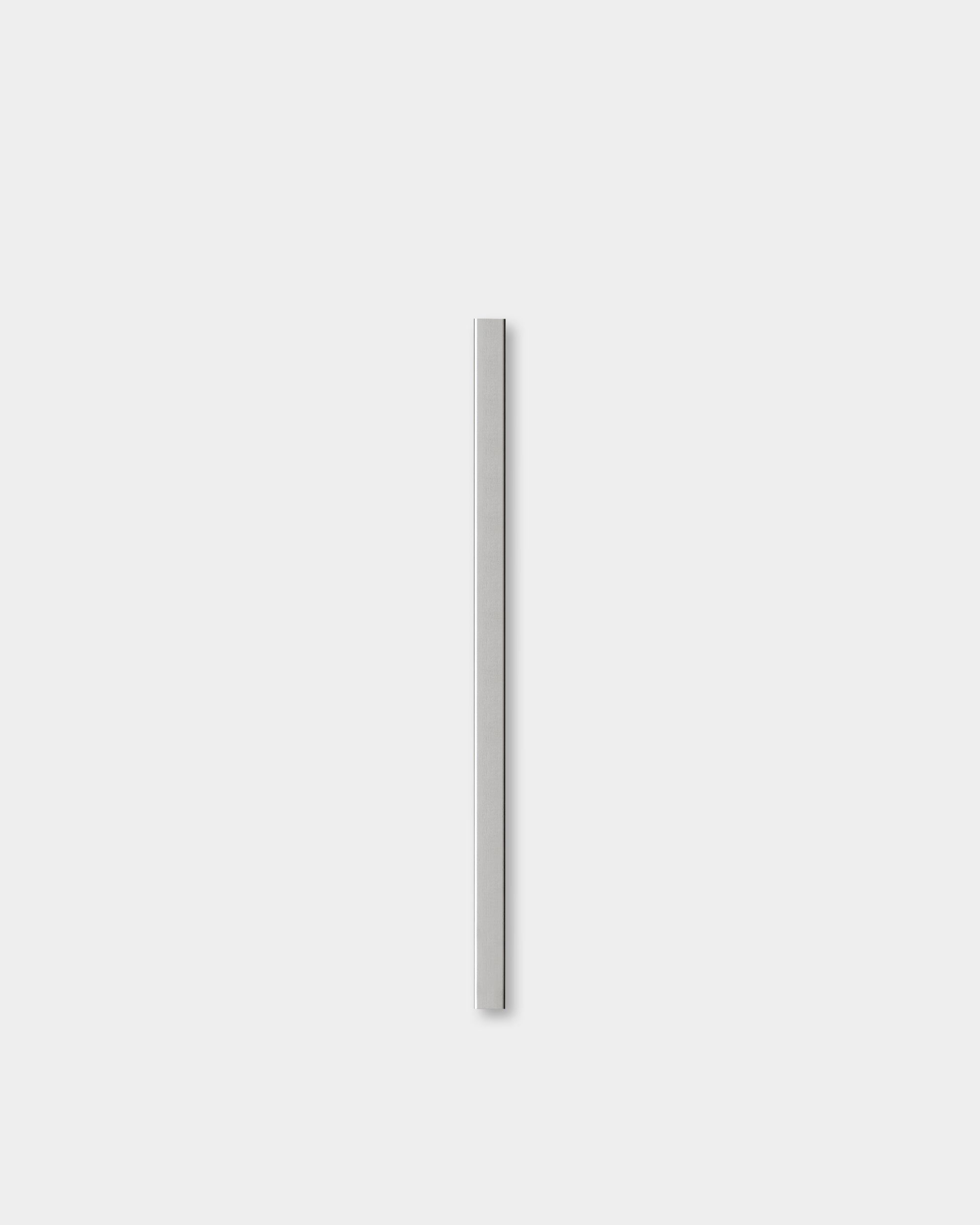 Il Liva | Cover in steel lucido (60 cm) di WoodUpp è mostrato su uno sfondo grigio chiaro, mettendo in risalto il suo design nordico minimalista Pannello acustico.