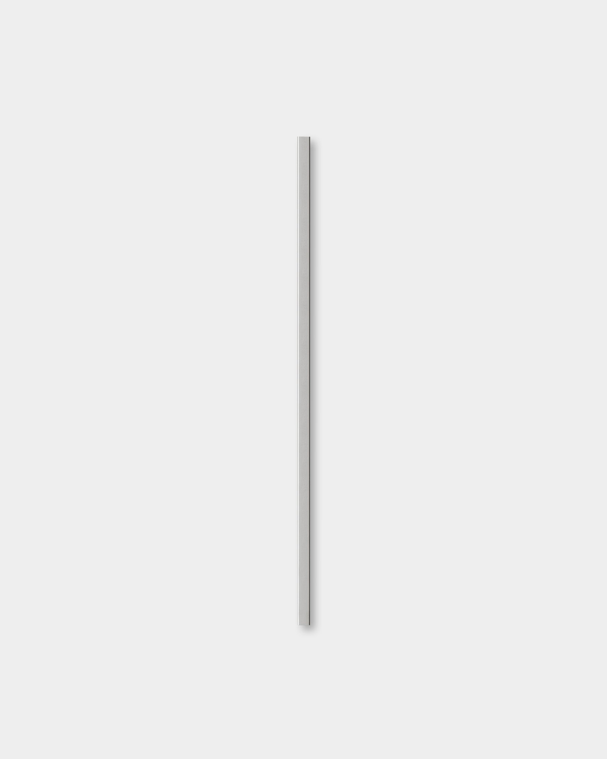 Un singolo rivestimento Liva lucido steel, alto 120 cm, di WoodUpp è posizionato verticalmente su uno sfondo grigio chiaro e ne mette in risalto il design nordico moderno.