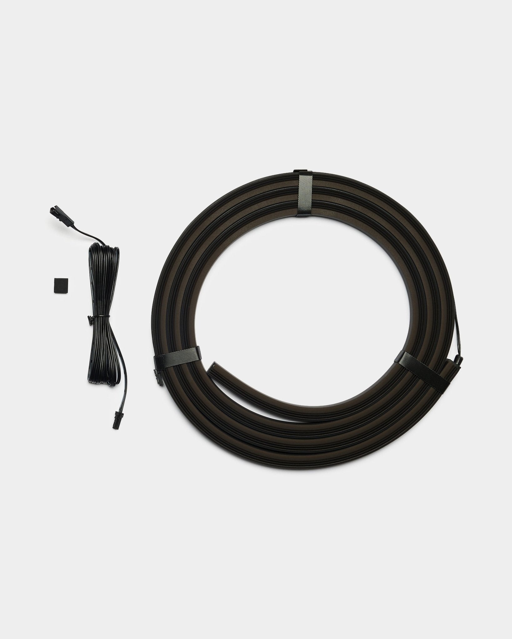 Striscia LED Lumi di WoodUpp, con due strisce black da 240 cm con connettori e un componente small; progettata per l’integrazione con pannelli acustici, compatibile con Philips Hue.
