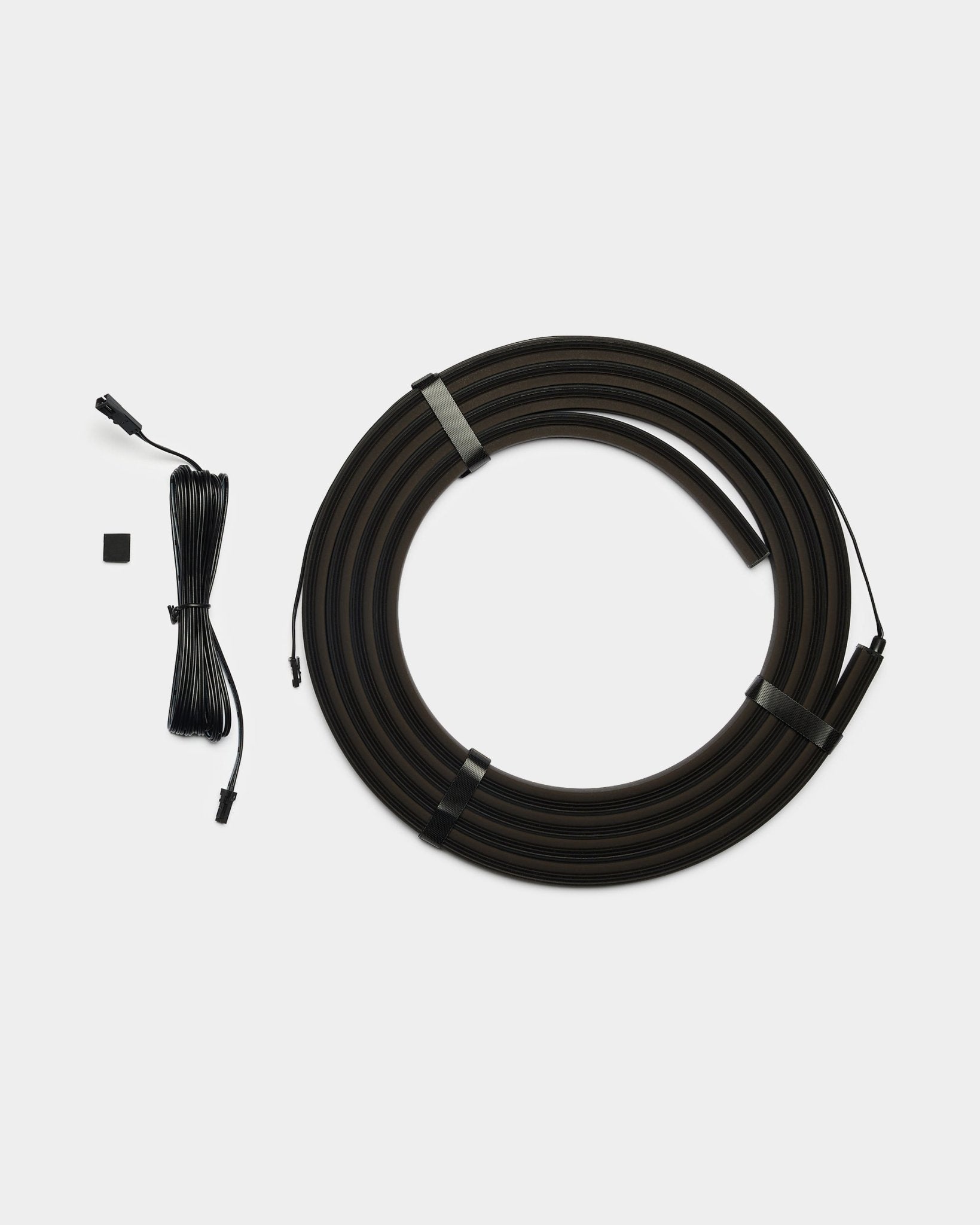 Striscia LED WoodUpp Lumi da 300 cm con connettori, compatibile con Philips Hue, include un cavo lungo black e un elemento di collegamento rettangolare small black.