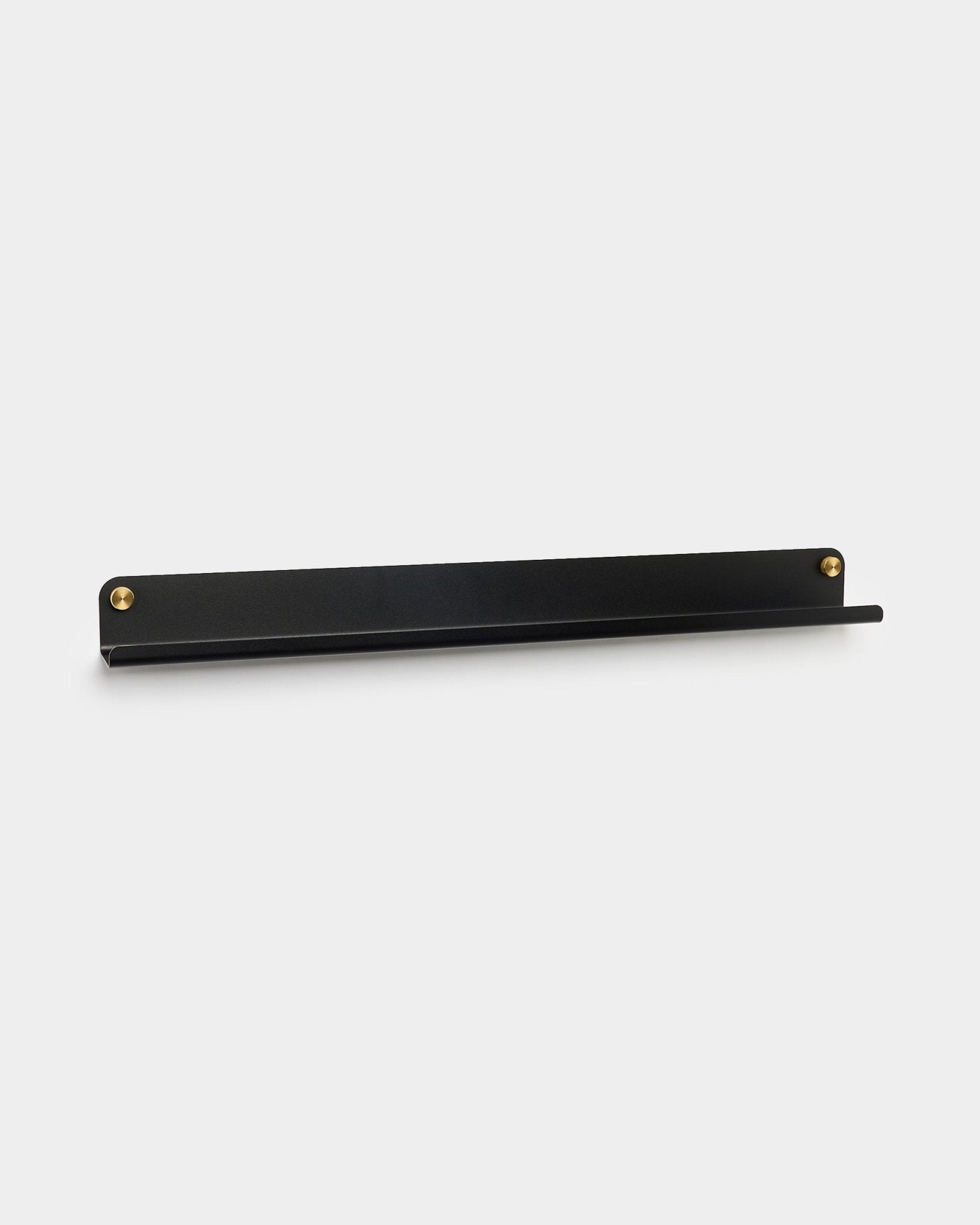 Norr Narrow Shelf in black di WoodUpp, 75,9 cm, presenta un design sottile in steel con viti brass-colored, pensata come accessorio per pannelli acustici.