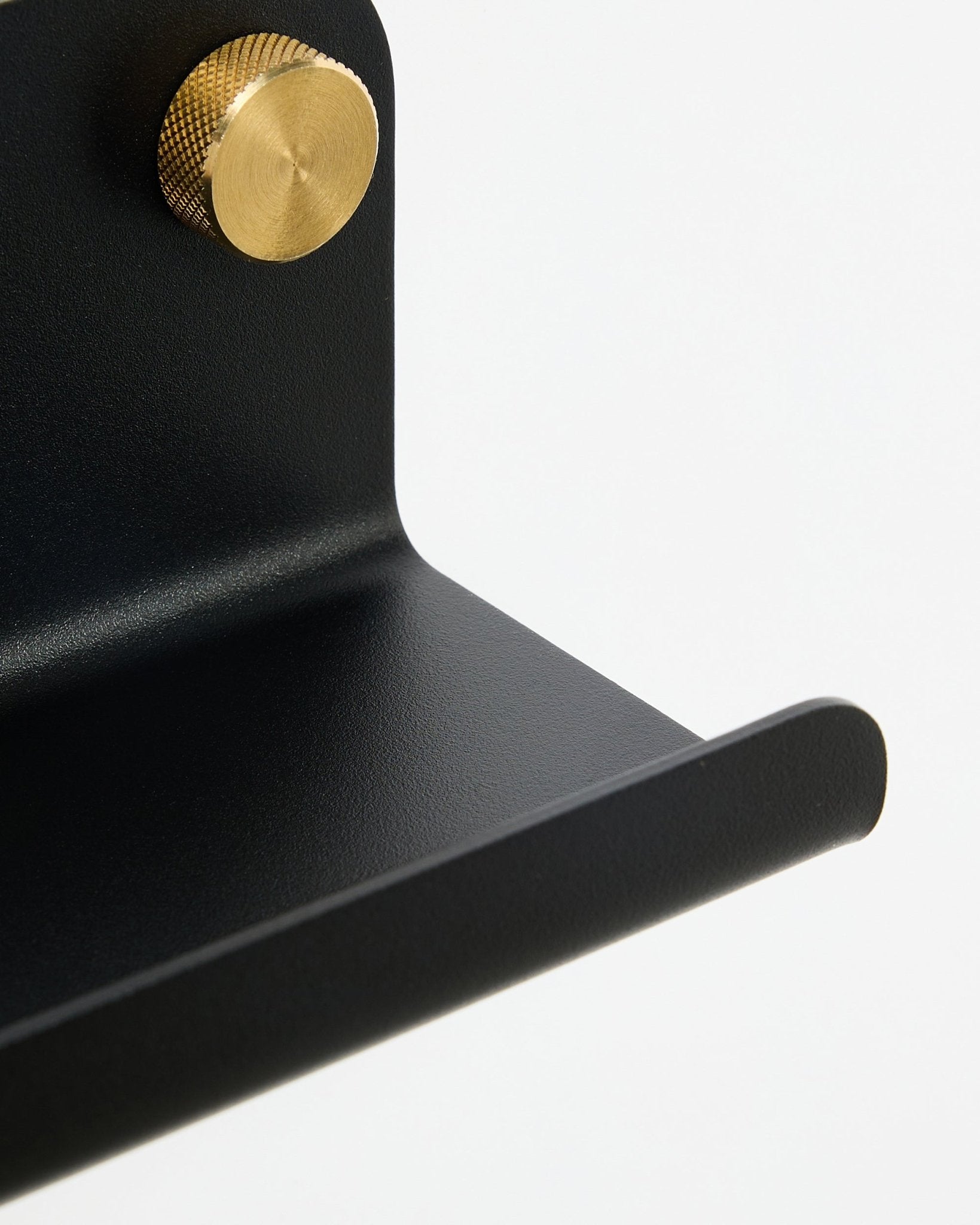 Primo piano della Narrow Shelf Norr di WoodUpp in black, 75,9 cm, con pomello dorato testurizzato, mostrata su sfondo bianco.