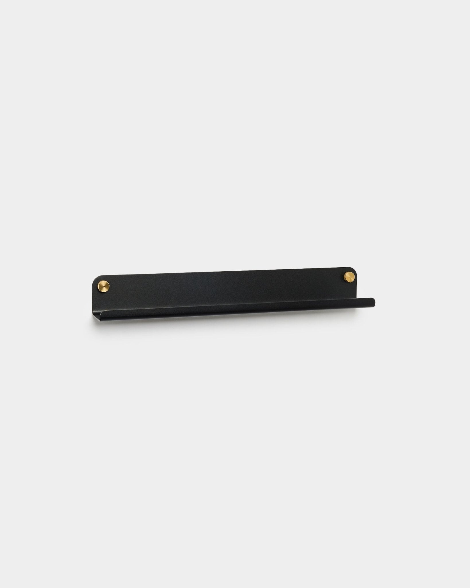 La mensola stretta black steel da 51,9 cm di WoodUpp, con viti brass, ha un design minimalista ed è mostrata su uno sfondo grigio chiaro uniforme.