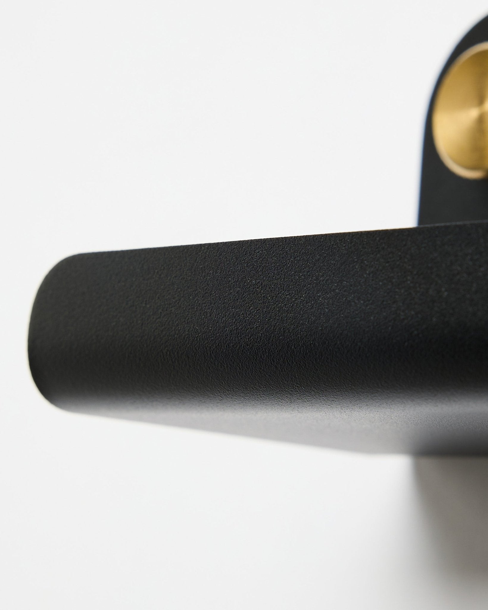 Primo piano di una maniglia black e della WoodUpp Norr | Narrow Shelf in black, 51,9 cm, posizionata su uno sfondo bianco.