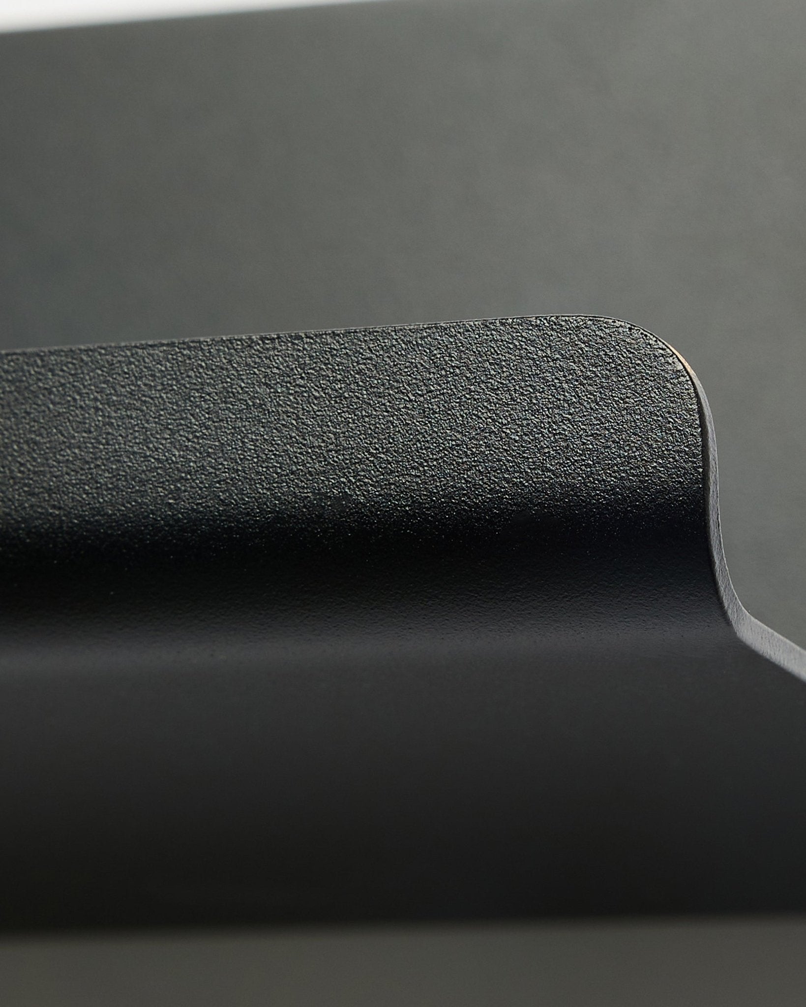 Norr | Mensola larga di WoodUpp in black, 75,9 cm, con bordo curvo materico e design nordico minimalista su uno sfondo grigio uniforme.