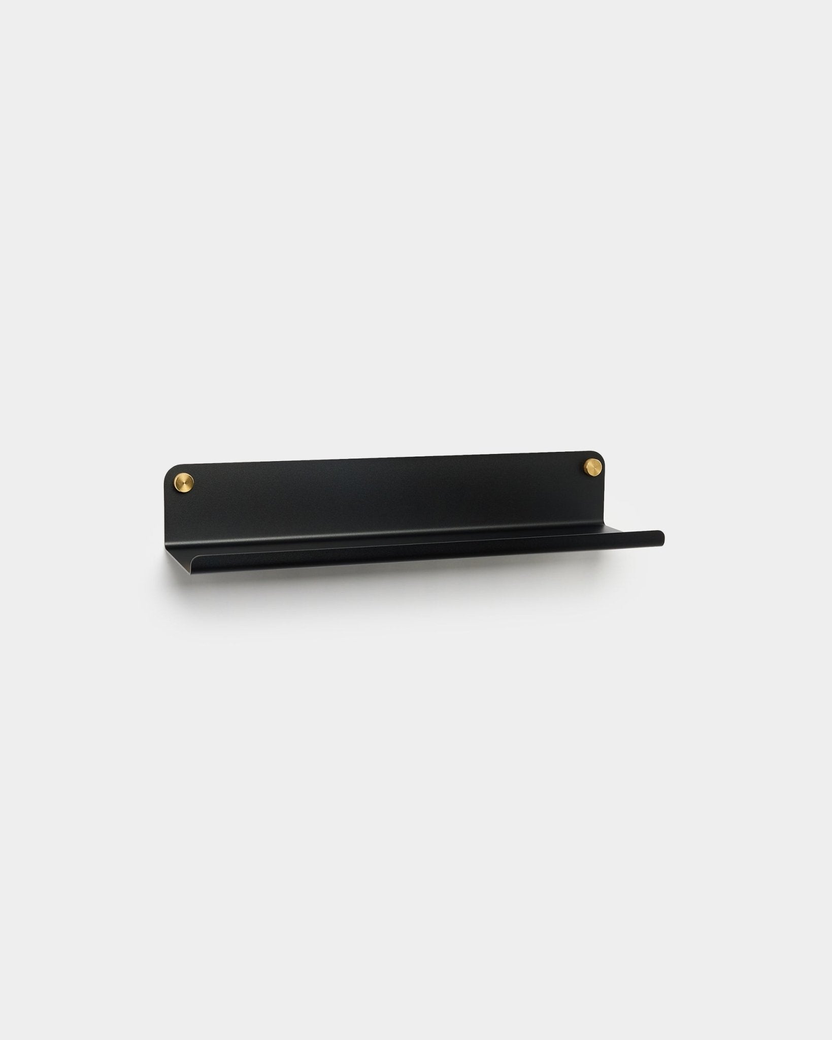 La mensola larga WoodUpp Norr in black, 51,9 cm, ha un design minimale in metallo verniciato a polvere ed è montata con viti dorate, in armonia con i sistemi Akupanel.