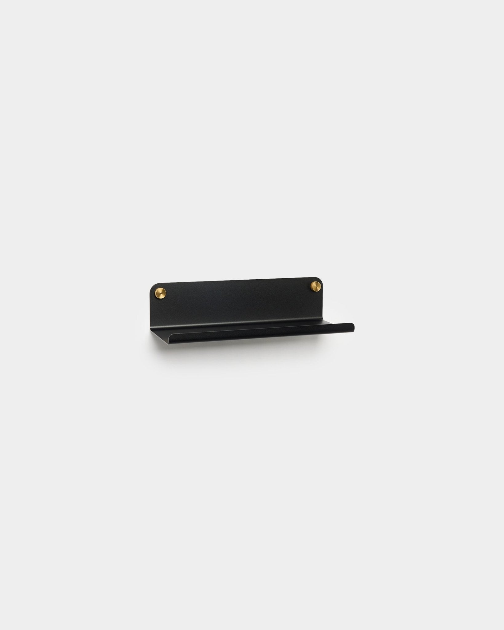 La mensola larga Norr in black di WoodUpp, 35,9 cm, con un design nordico minimalista e due viti brass a vista su uno sfondo bianco semplice.