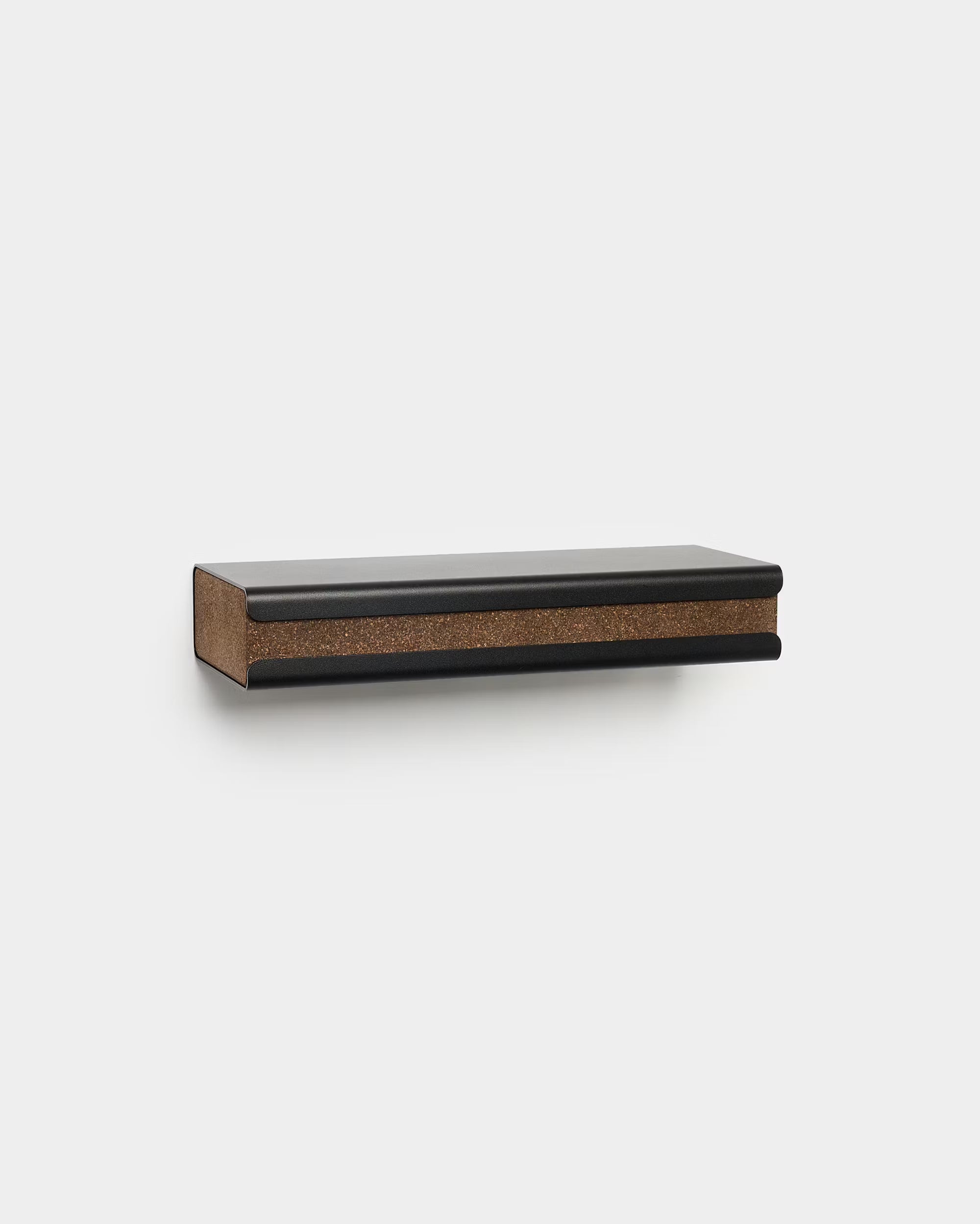 Mensola da parete sospesa WoodUpp CREATE minimalista in black con dettaglio in sughero, progettata come accessorio per Akupanel, mostrata montata su uno sfondo bianco.