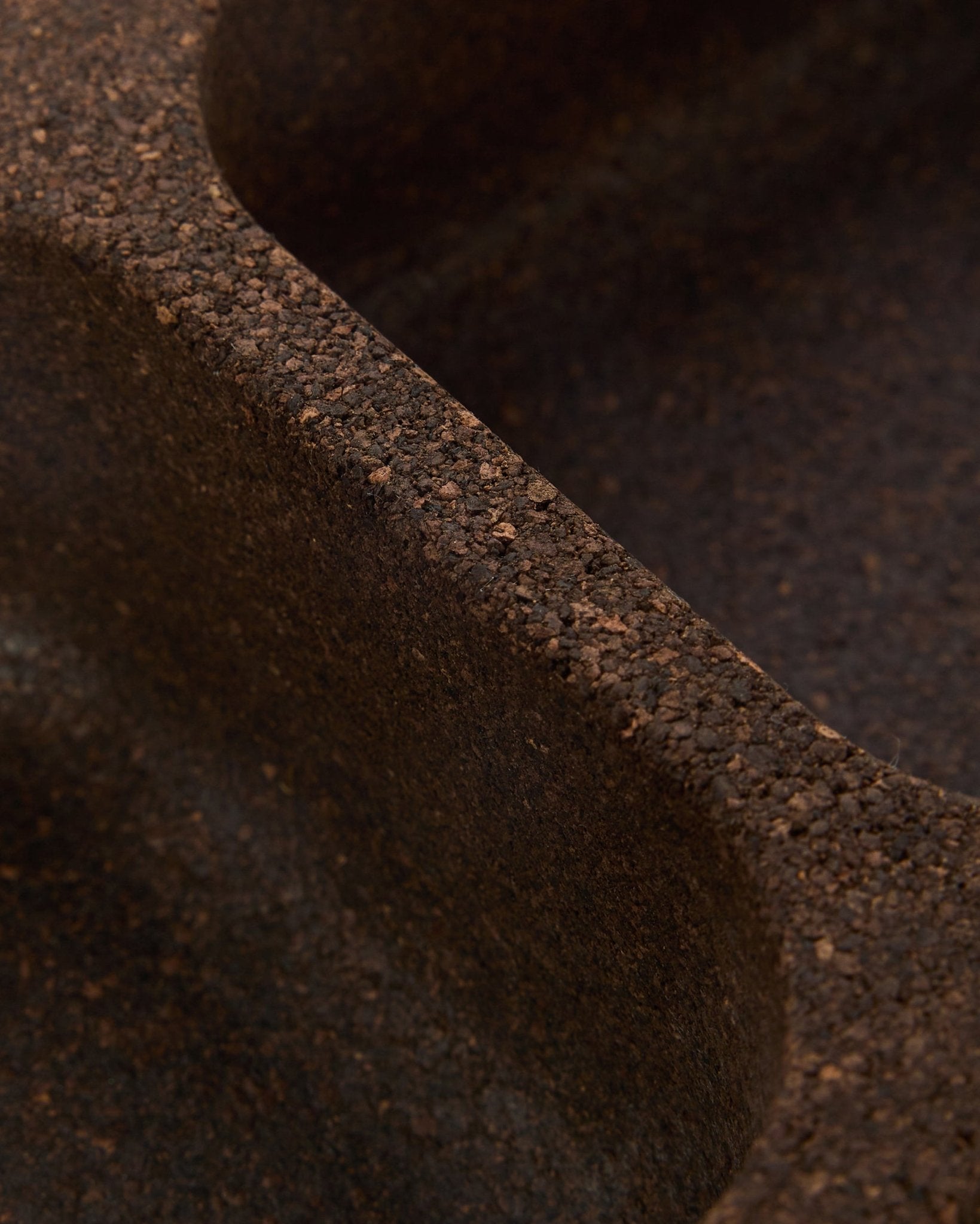 Primo piano dell’accessorio WoodUpp Norr Key Tray in sughero termotrattato (35,9 cm), che mostra una superficie brown materica con scanalature morbide e curve e un design nordico.