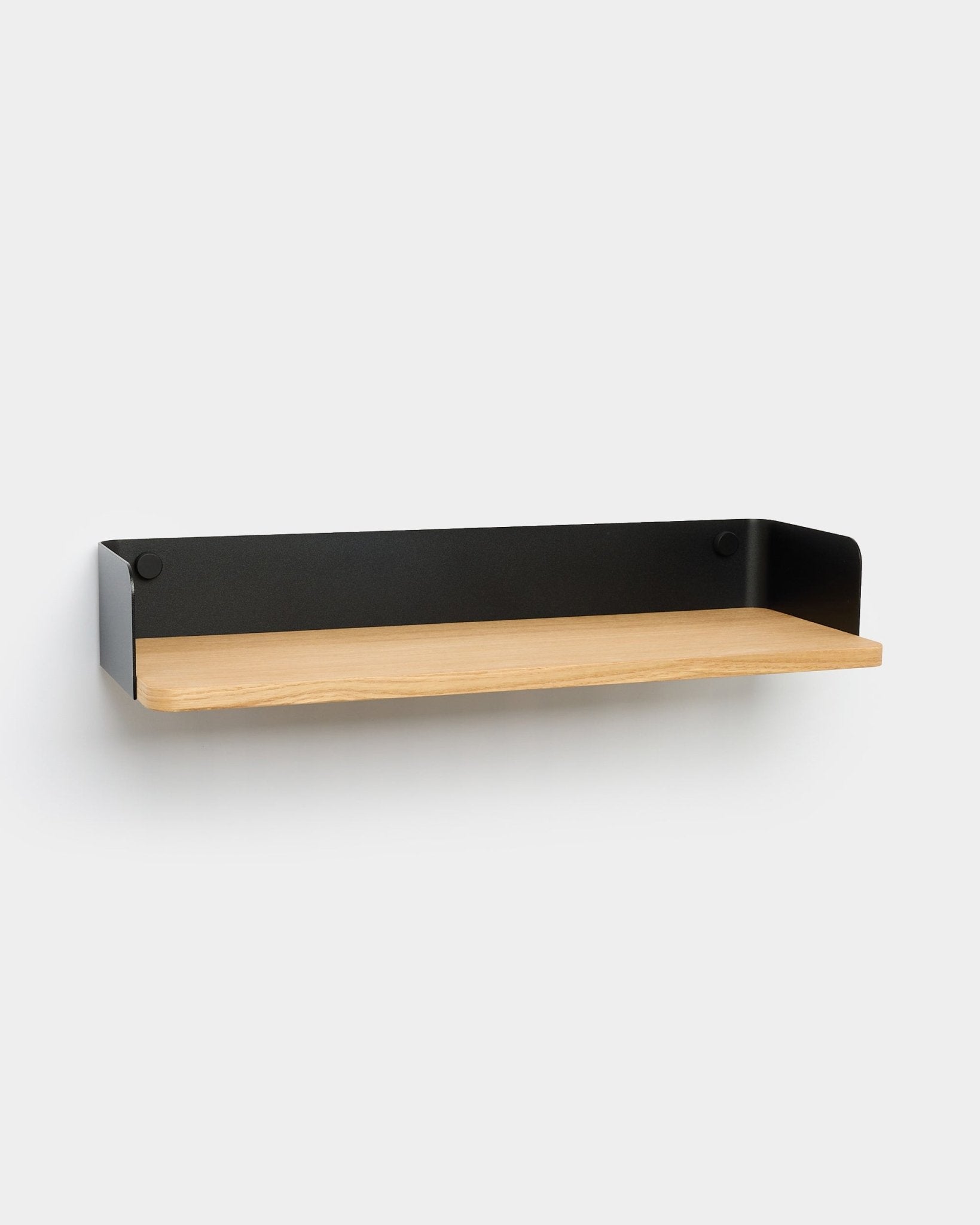 Libreria Linn di WoodUpp con base in legno chiaro e fianchi in metallo black, progettata in stile nordico minimal per armonizzarsi con gli interni moderni.