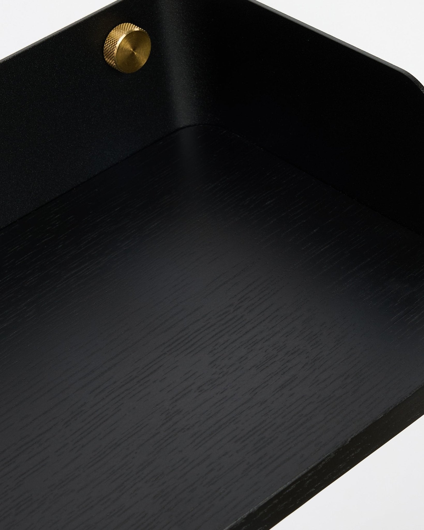 Primo piano della libreria WoodUpp Linn in Black Oak (55,9 cm), che mette in risalto la venatura nordica del legno e il dettaglio delle viti dorate, progettata per coordinarsi con la collezione Akupanel.