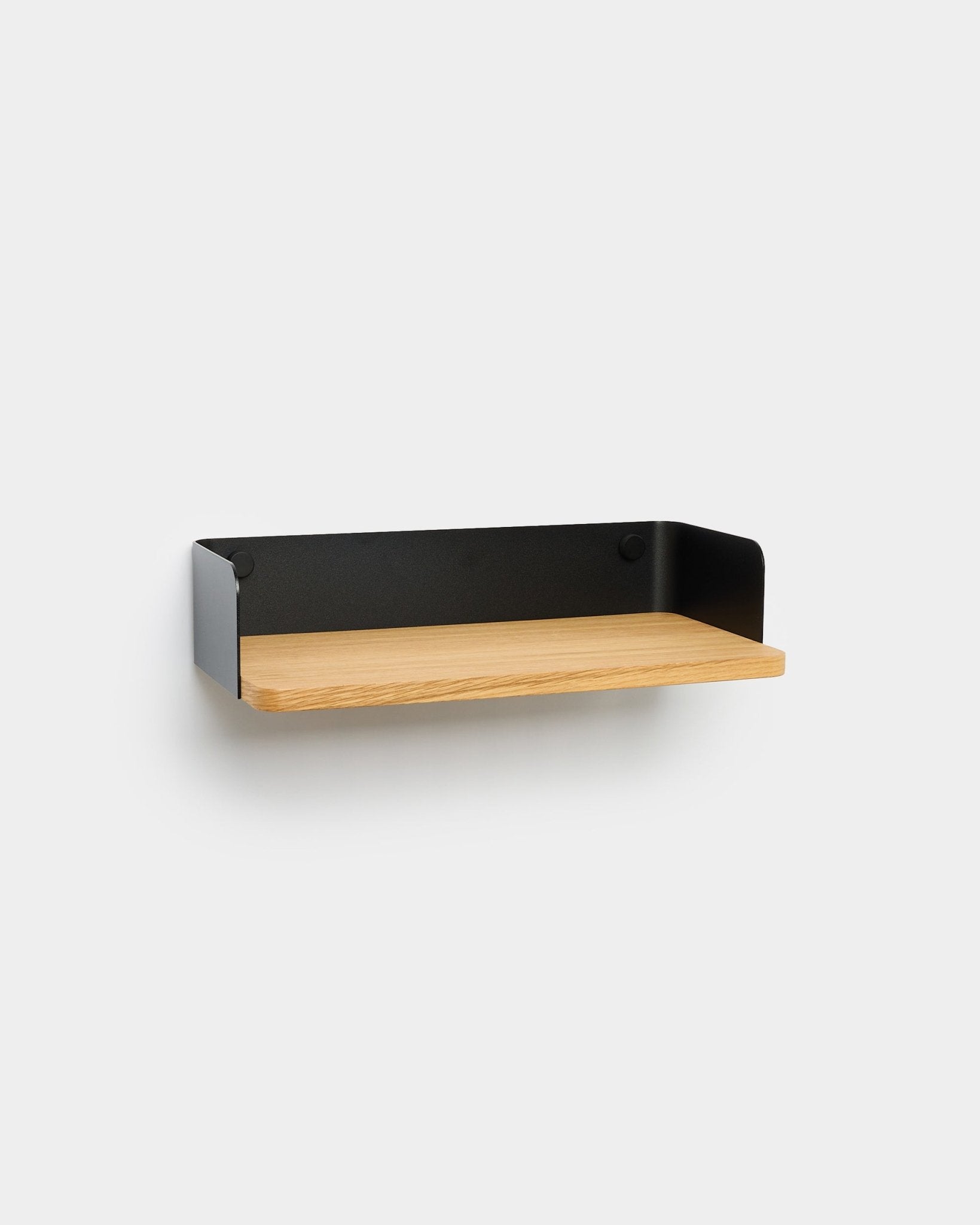 Libreria WoodUpp Linn in natural oak, larga 39,9 cm, con fianchi in metallo black; design nordico minimalista da parete mostrato su sfondo bianco.