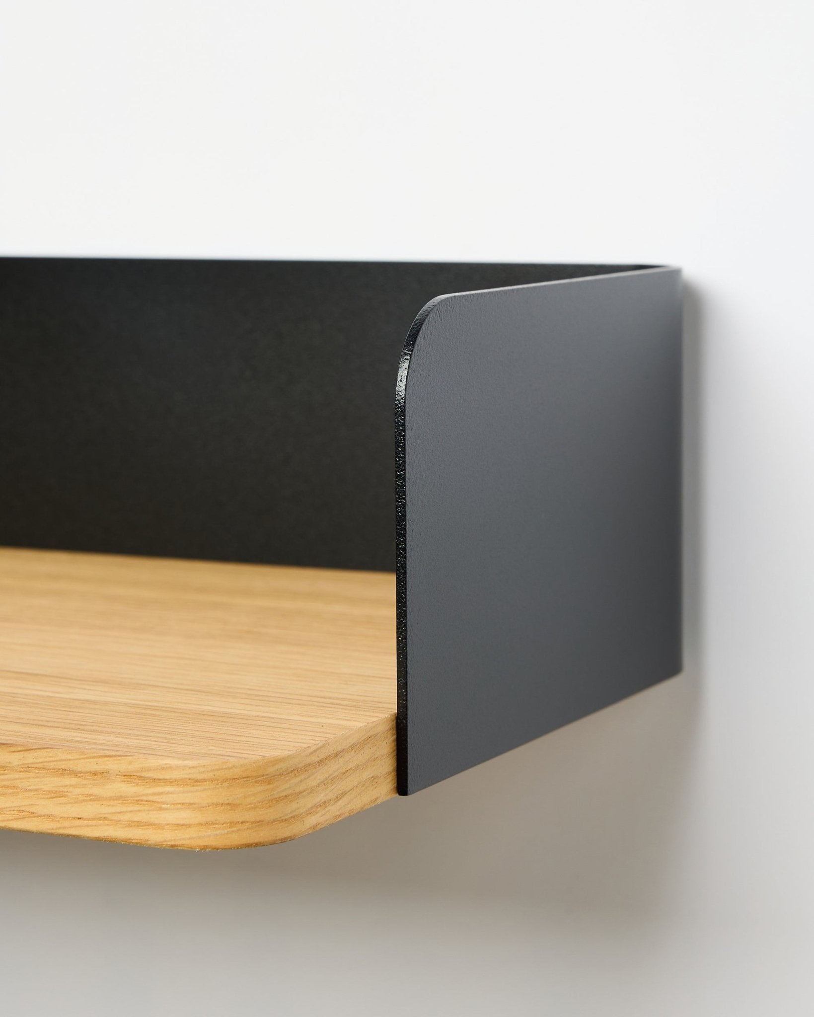 Primo piano della libreria WoodUpp Linn in Natural Oak, larga 39,9 cm, con un fianco in metallo black; mensola senza fori mostrata su sfondo bianco.