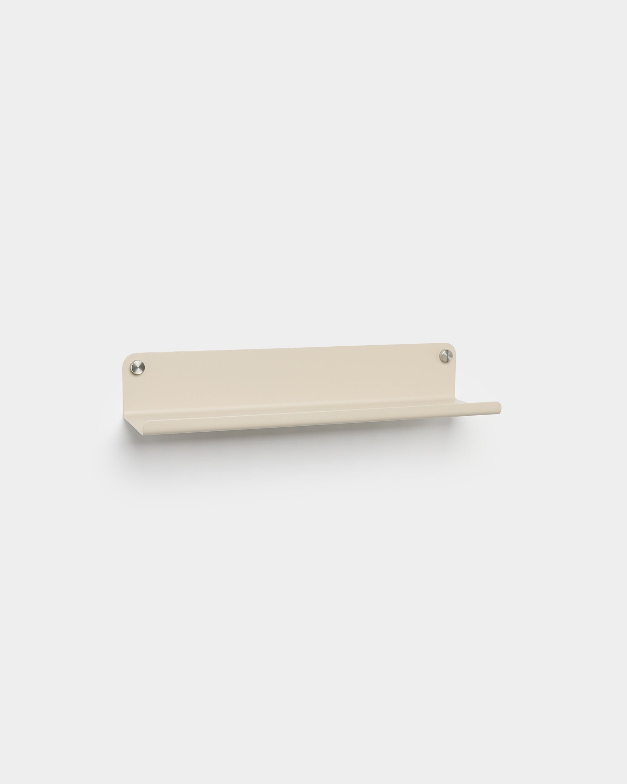 WoodUpp Norr Wide Shelf in beige, 51,9 cm, mostrata con due viti di montaggio su uno sfondo bianco semplice; accessorio compatibile per le collezioni Akupanel.