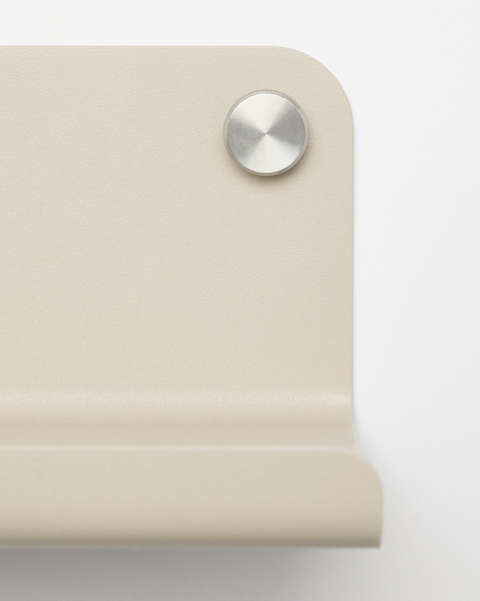 Primo piano di una staffa angolare in metallo beige con una vite rotonda argentata, progettata per la mensola larga WoodUpp Norr, 35,9 cm, mostrata su sfondo bianco.