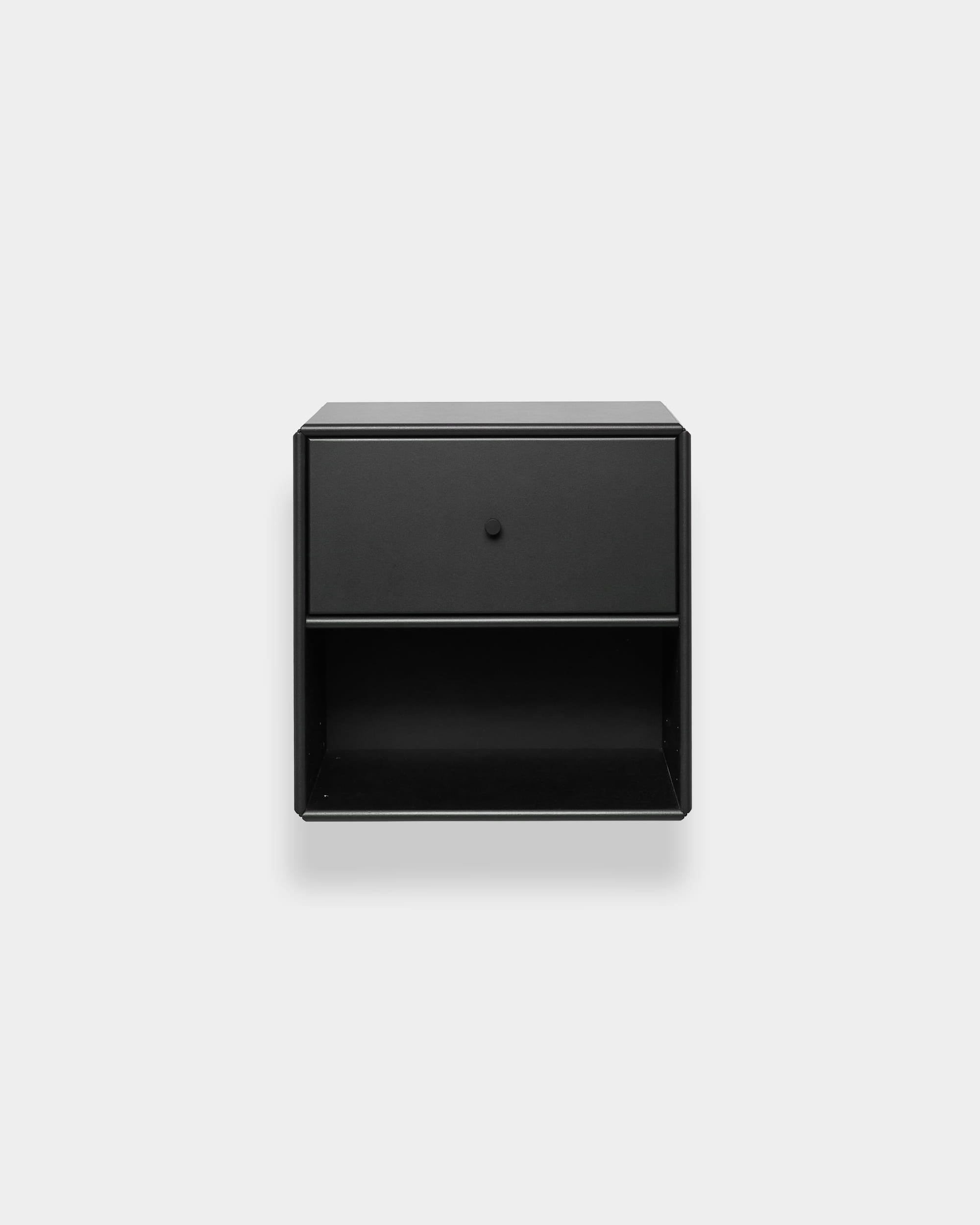 Libreria WoodUpp Arka nera con un cassetto e un ripiano aperto, su sfondo grigio chiaro. Design minimalista nordico.
