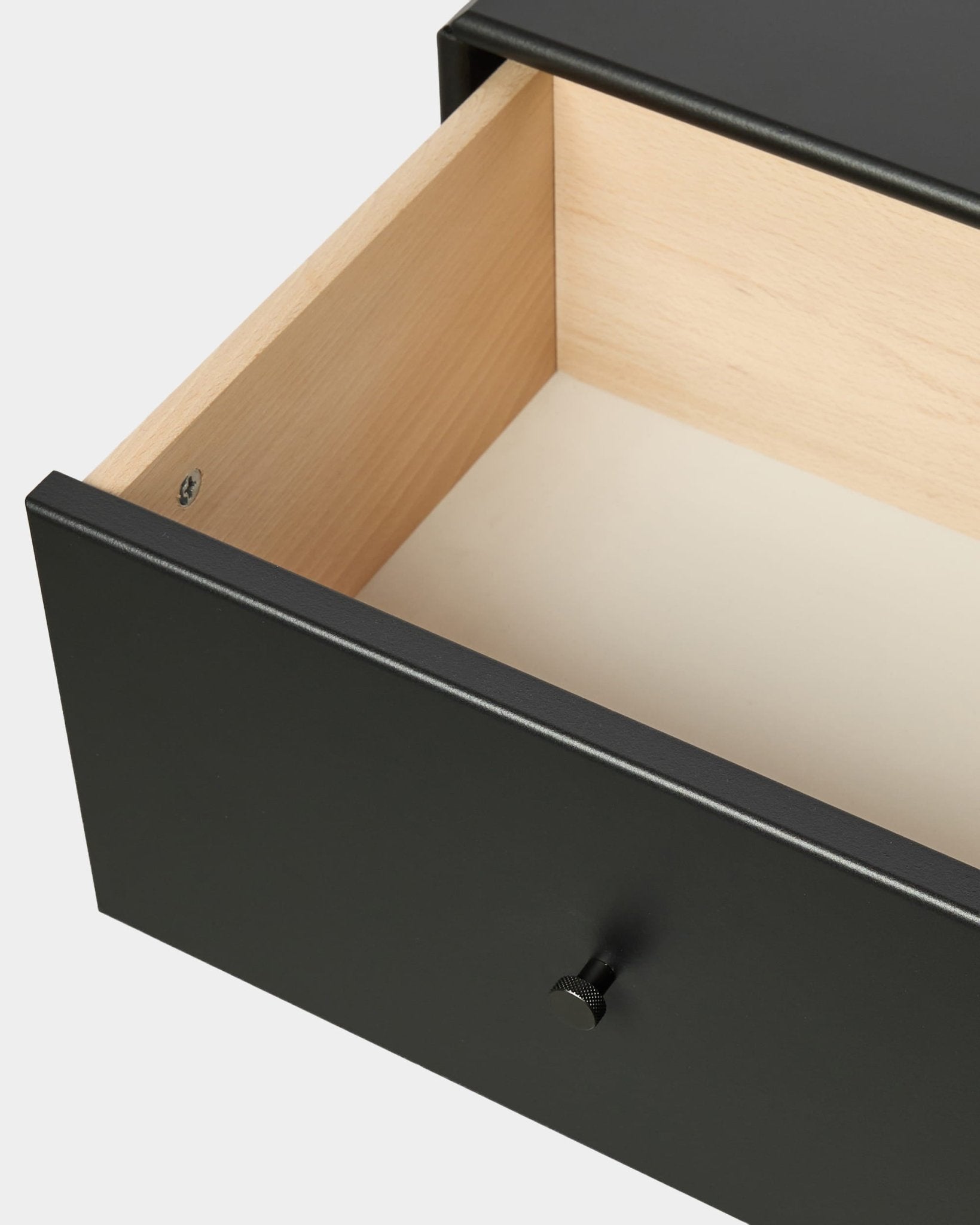 Cassetto per libreria WoodUpp Arka in nero, con interno chiaro e pomello nero, progettato per riporre oggetti al chiuso. Accessorio in stile nordico per le collezioni Akupanel.
