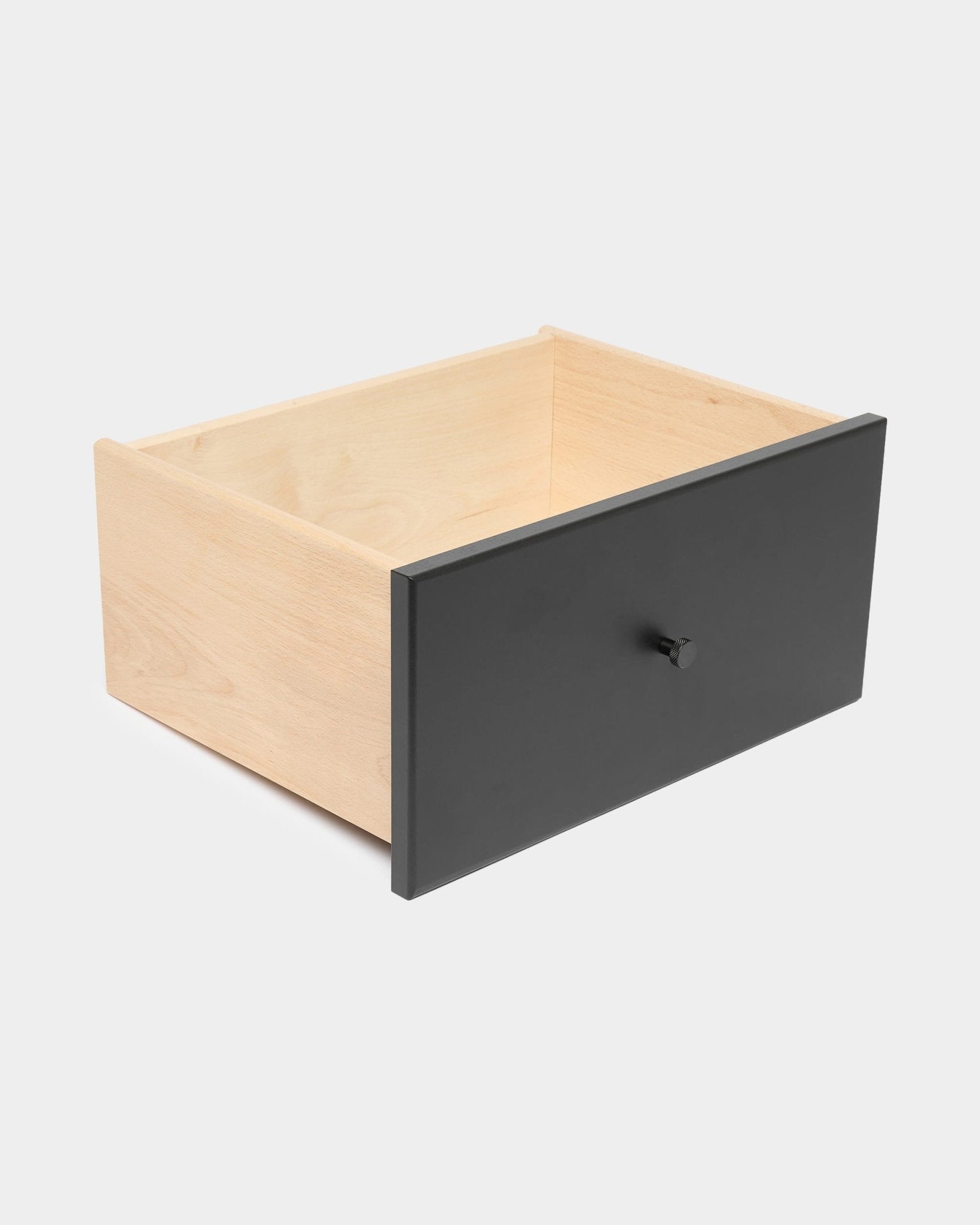 Cassetto nero per libreria WoodUpp Arka con pomello rotondo, che offre spazio di contenimento chiuso, in primo piano su uno sfondo bianco semplice.