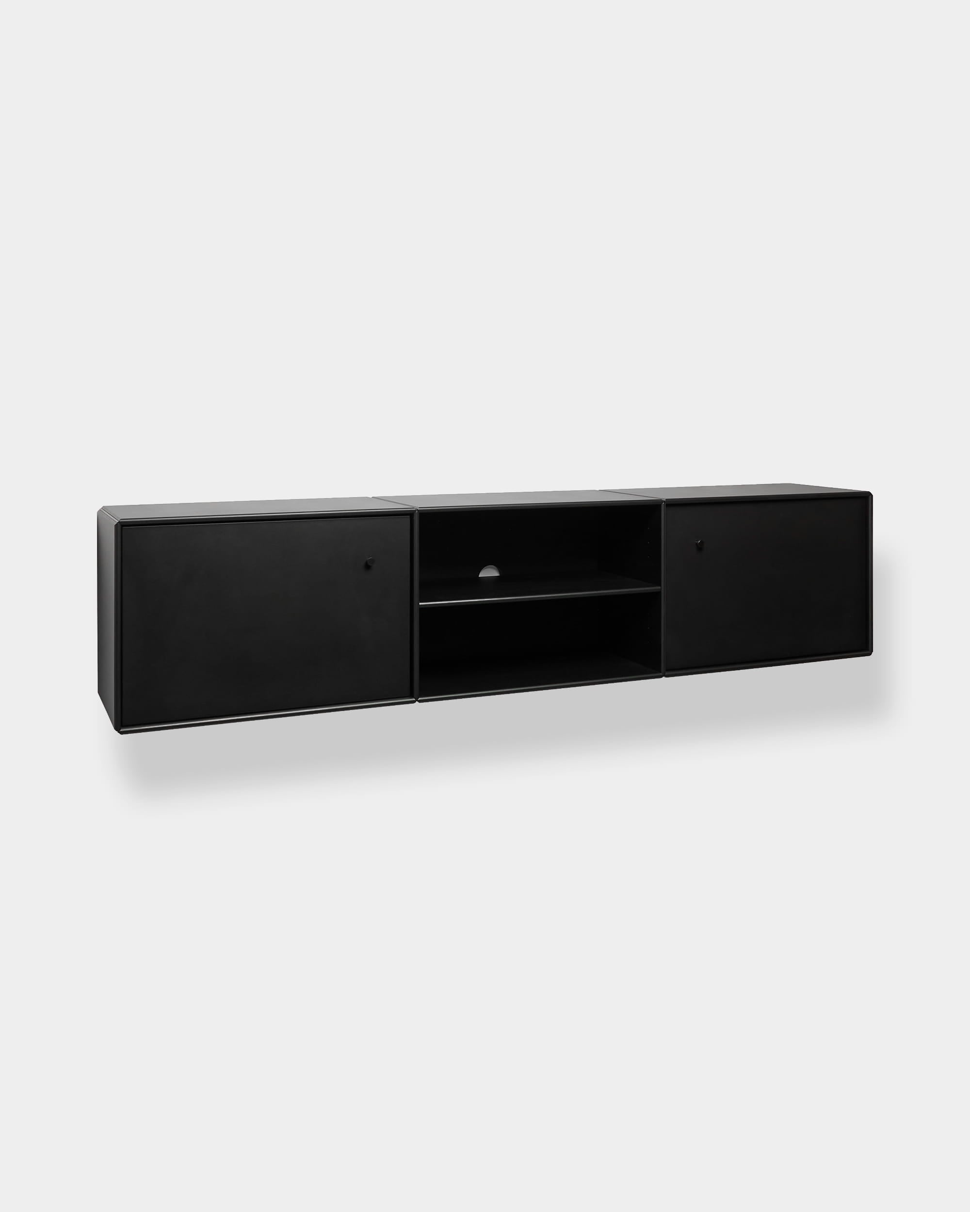 Mobile TV WoodUpp Arka in nero, dal design modulare, con sistema di gestione dei cavi, due armadietti chiusi e ripiani aperti per riporre gli oggetti in modo ordinato.