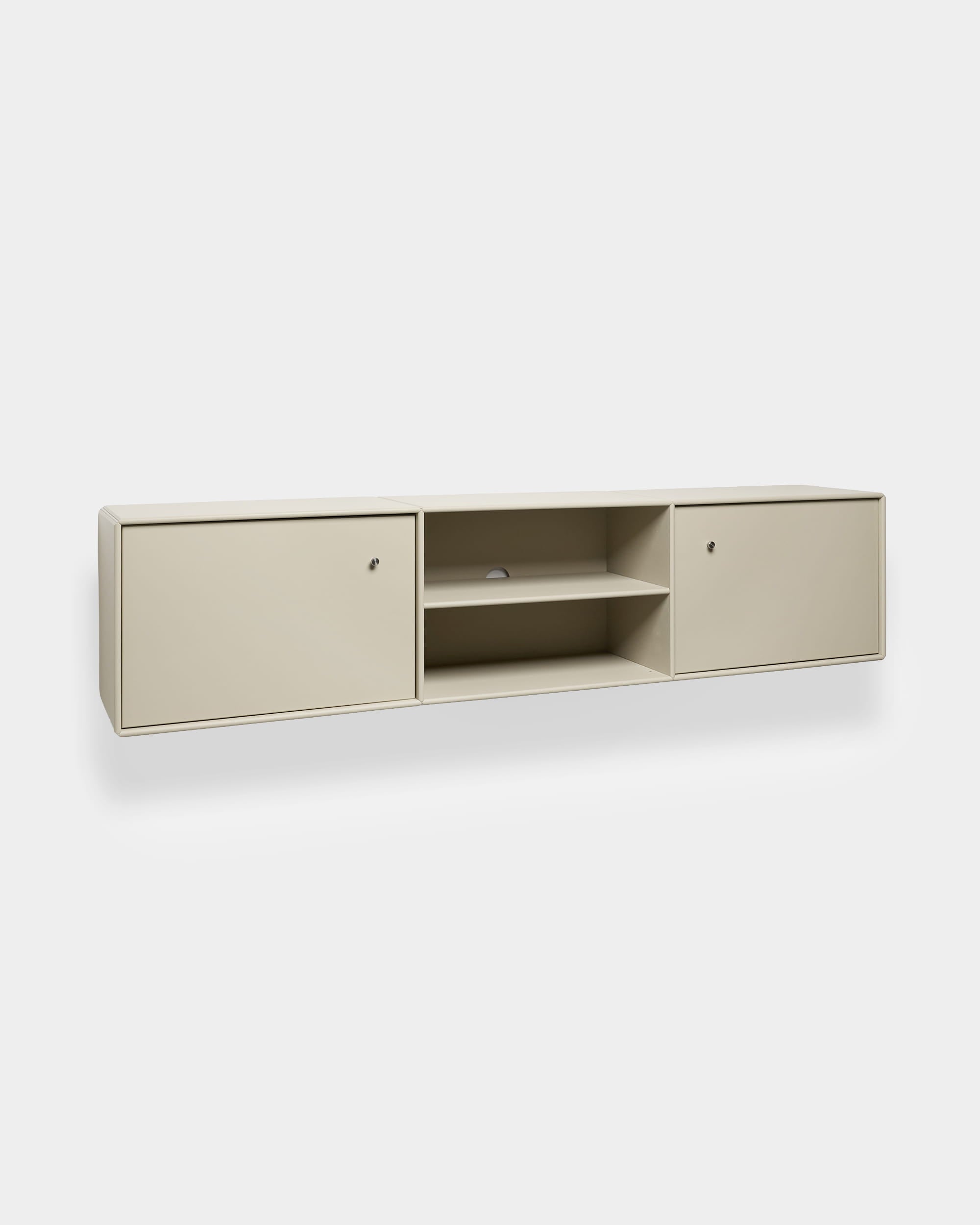 Mobile TV Arka beige di WoodUpp dal design modulare, con due vani chiusi, ripiani centrali aperti e sistema integrato di gestione dei cavi per riporre in modo ordinato i dispositivi multimediali.