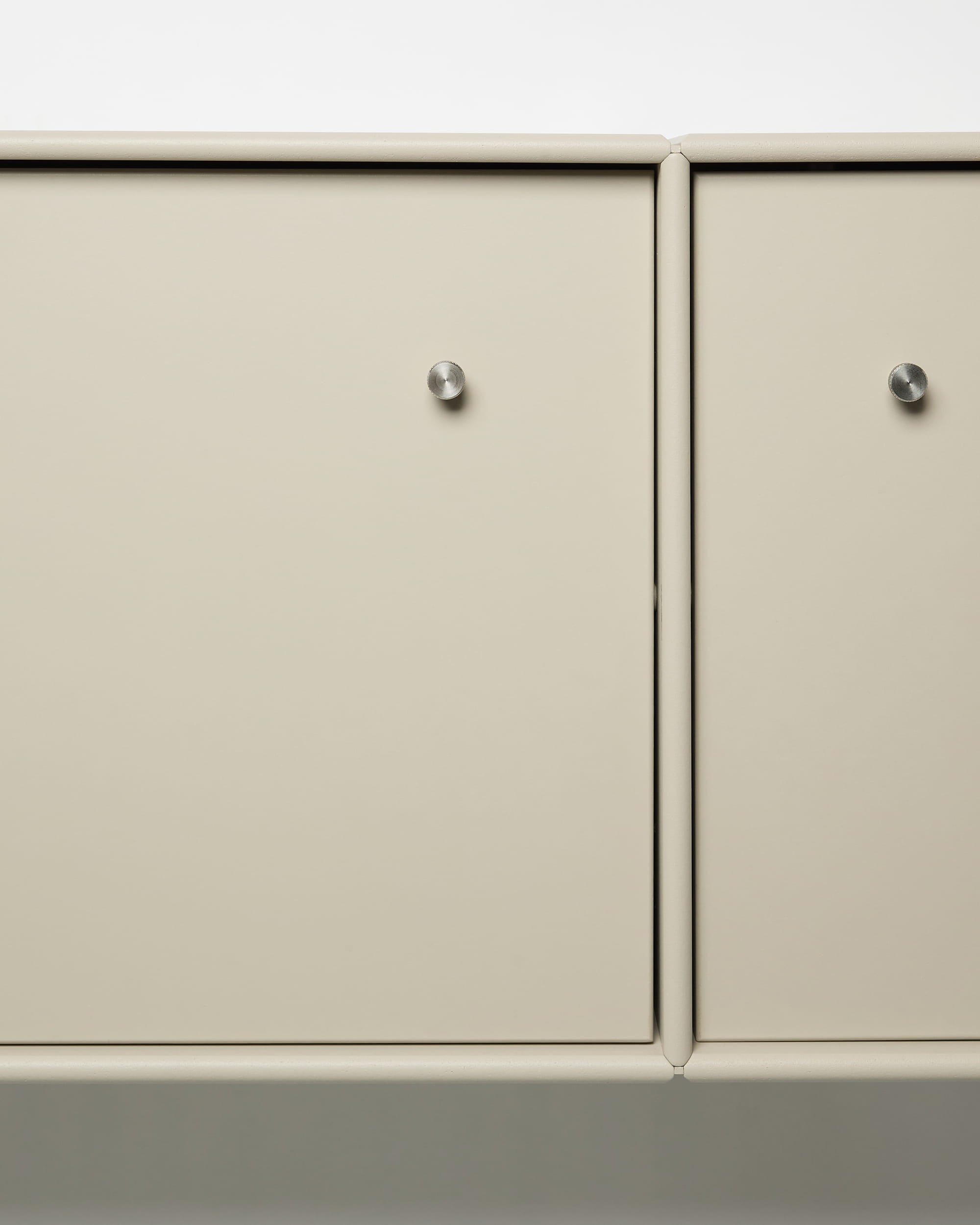 Mobile TV Arka di WoodUpp con ante in metallo beige, pomelli rotondi argentati, design modulare e sistema integrato di gestione dei cavi, ideale per interni in stile nordico.