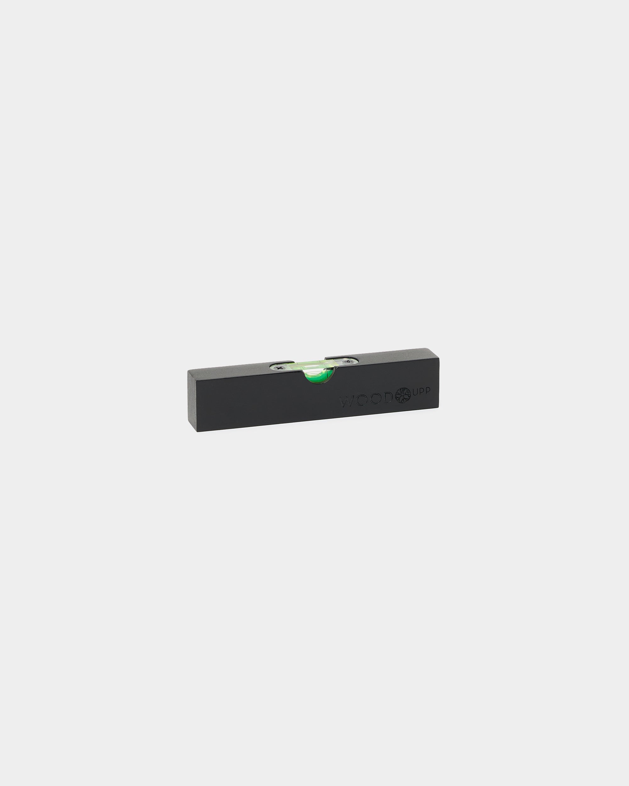 Livella a bolla WoodUpp Black (15 x 3,2 cm) con fiala verde, progettata per l’installazione precisa di Akupanel o di altri pannelli e accessori acustici WoodUpp.