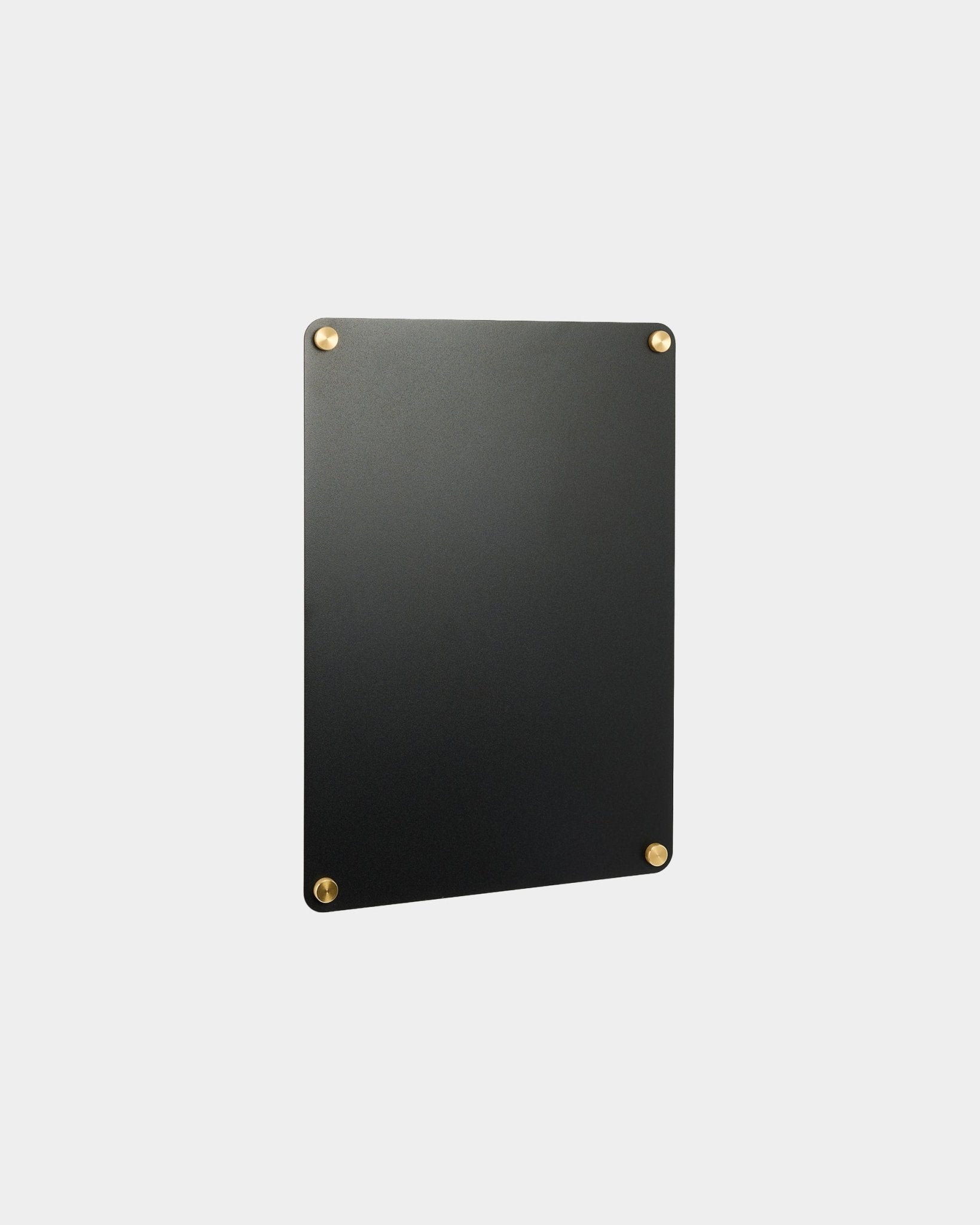 Small Norr lavagna magnetica di WoodUpp in black, rettangolare con angoli arrotondati e viti dorate, pensata per completare le collezioni Nordic Pannello acustico.