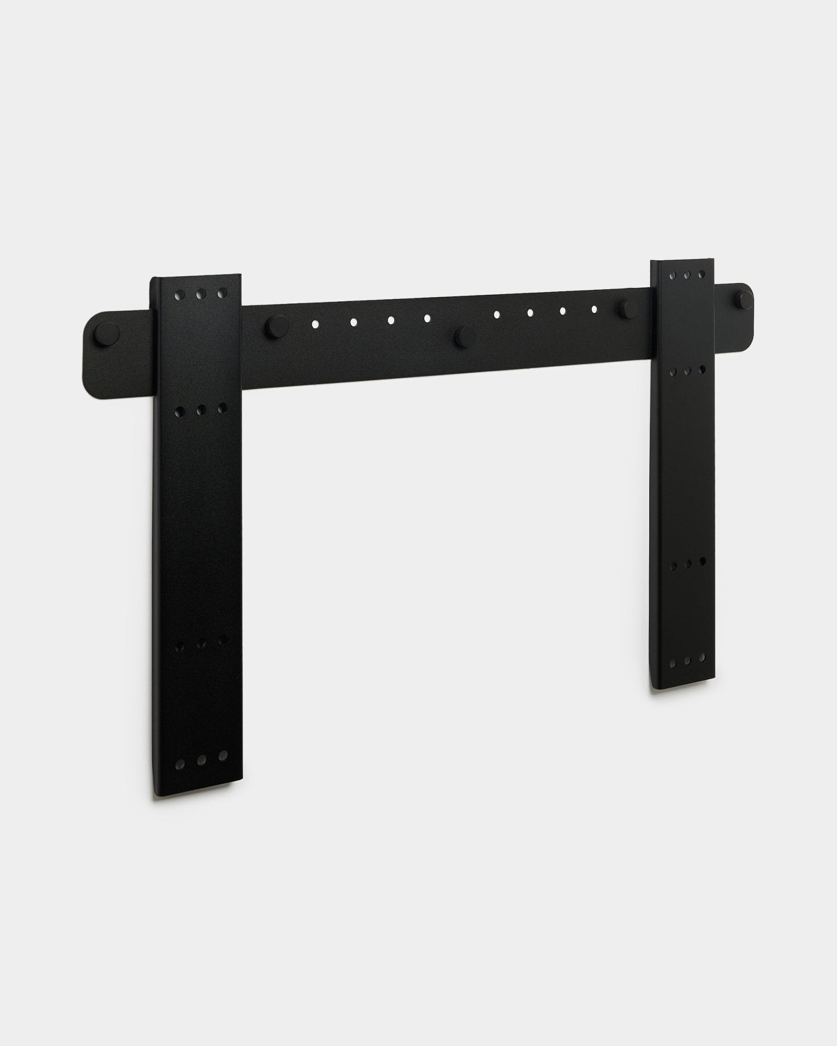 Supporto TV WoodUpp Fjell Large con doppi supporti vertical, compatibile con VESA 600x400, con finitura in metallo black su sfondo grigio chiaro.