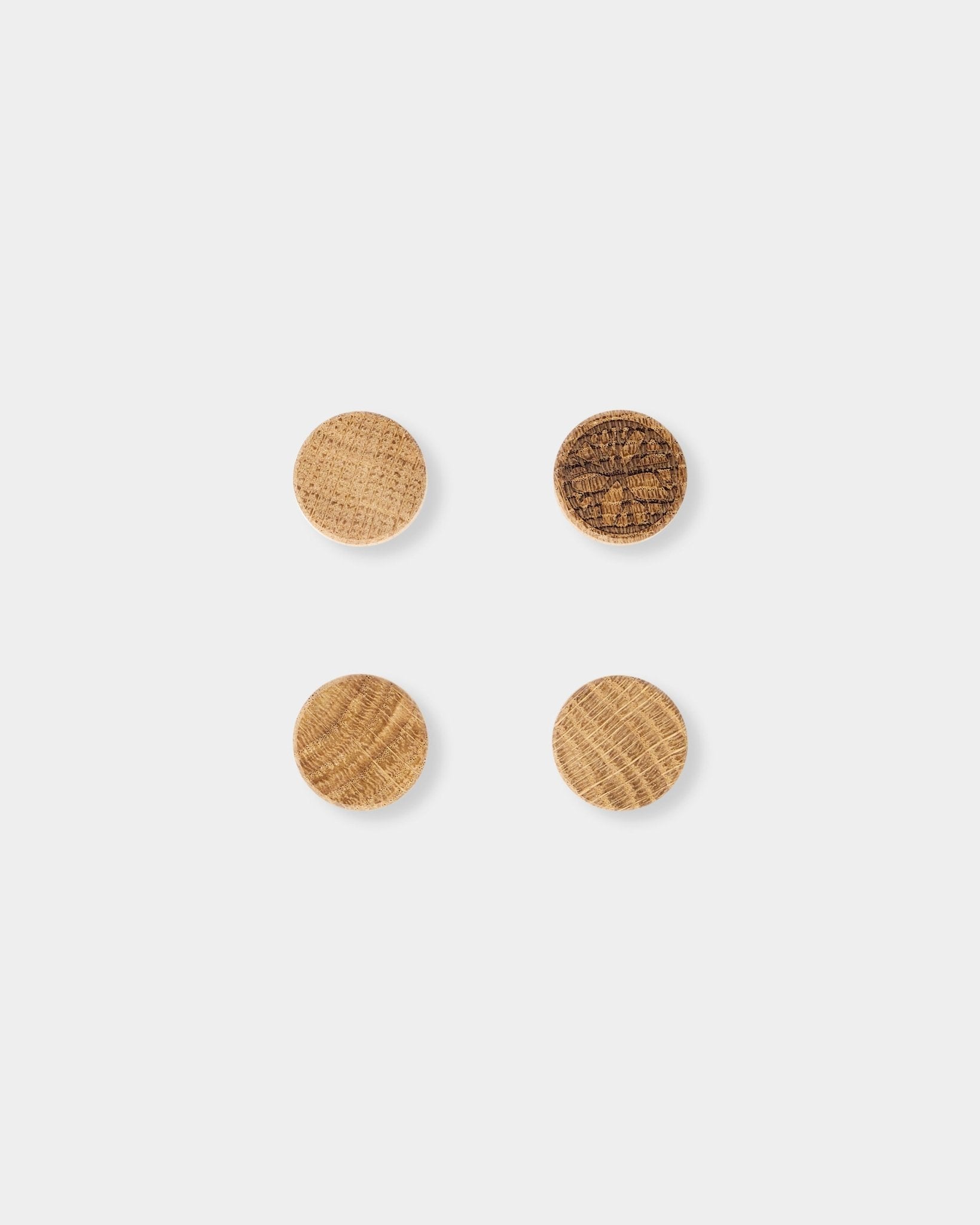 Set di 4 magneti WoodUpp Norr in natural oak, con venature del legno ben visibili, pensati come accessori da usare con la Norr Magnetic Pannello acustico.