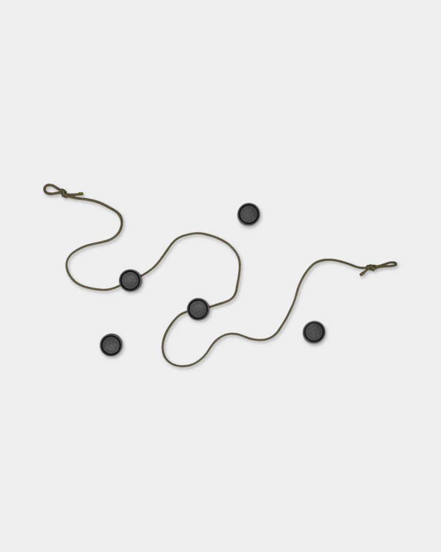 Il Vindar | Gallery String di WoodUpp presenta un cavo brown con clip magnetiche e quattro cerchi black, mostrato su uno sfondo grigio chiaro.
