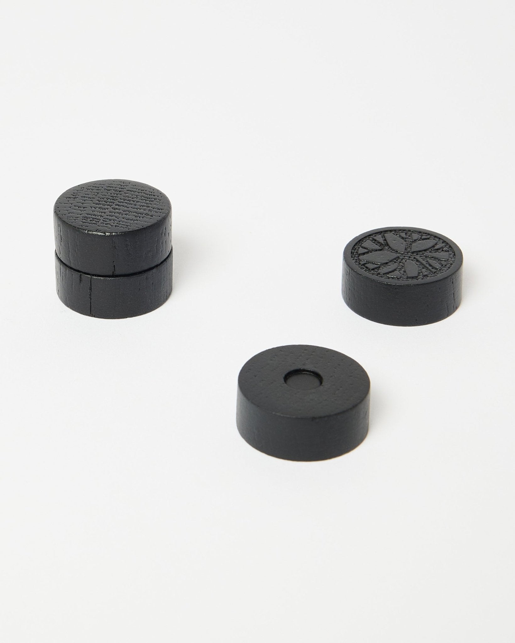 Set di quattro magneti black oak Norr di WoodUpp, parte della collezione di accessori CREATE, disposti con ordine su una superficie bianca pulita.