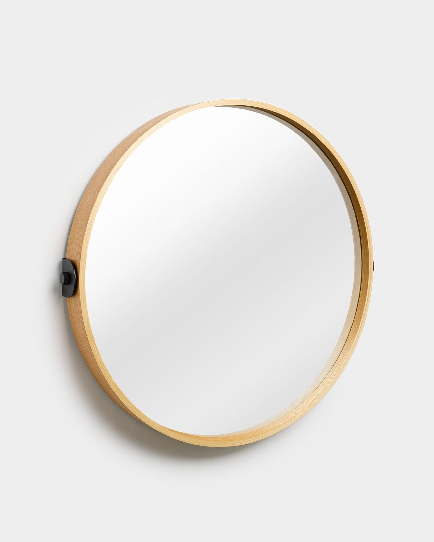 Linn | Mirror / Natural Oak di WoodUpp, un accessorio acustico con una cornice in compensato Rovere, su uno sfondo bianco semplice e leggermente inclinato.