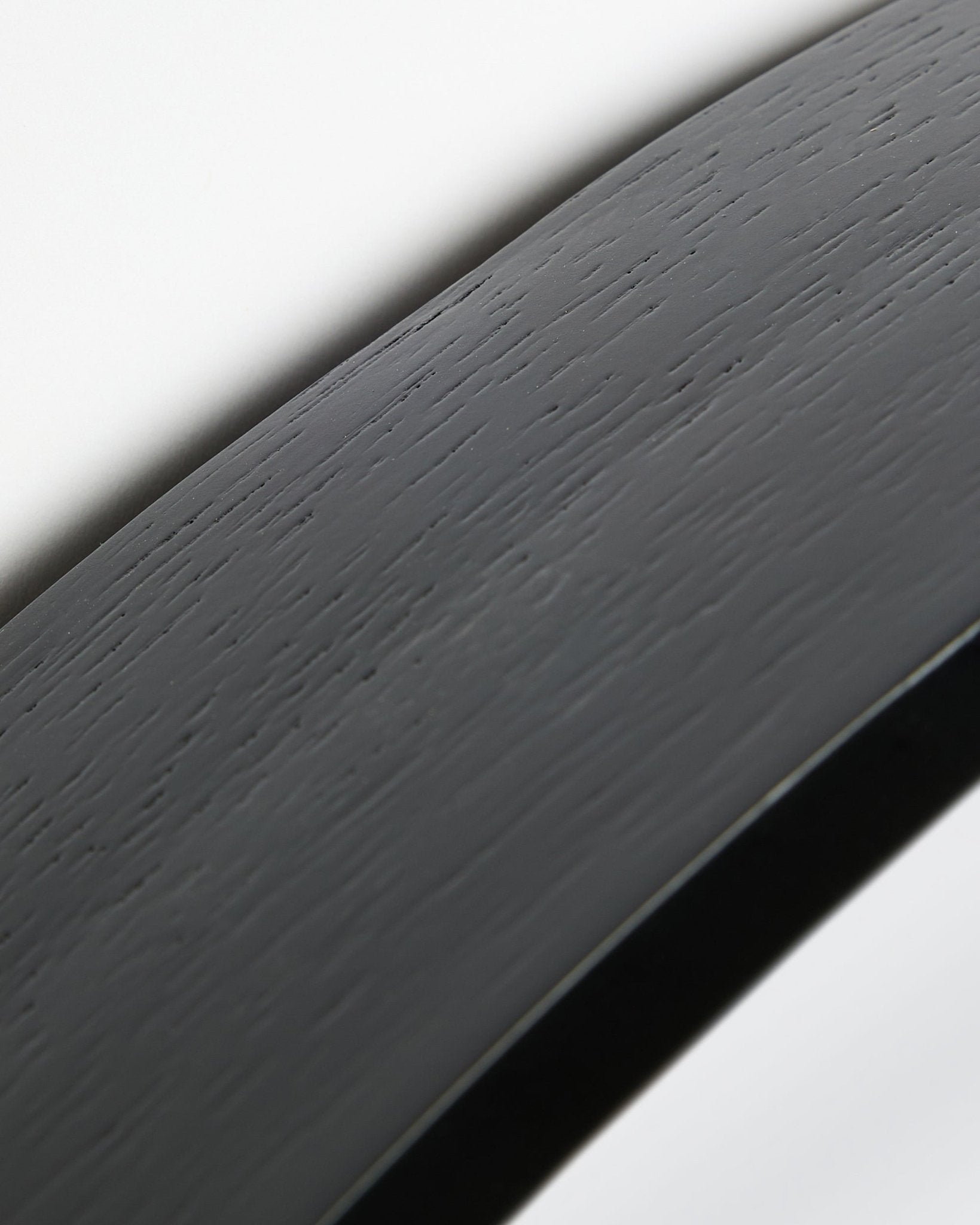 Primo piano del Linn | Mirror / Black Oak Pannello acustico di WoodUpp, con superficie curva in black oak e cornice, su sfondo bianco.