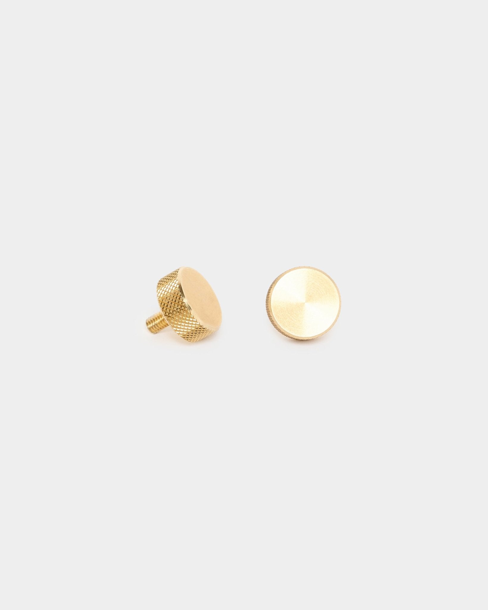 Coppia di viti zigrinate WoodUpp brass (M5x10 mm, 20x8.8) con lati testurizzati e perni filettati, progettate come accessori per il montaggio di pannelli acustici o divisori.