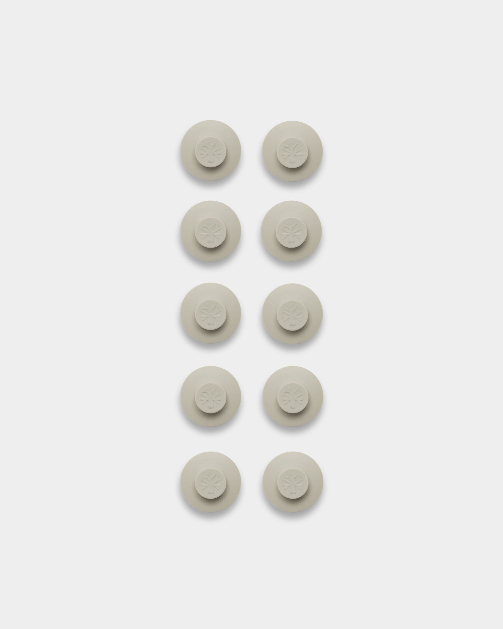 Dieci supporti Dupps color beige chiaro, disposti su due colonne; accessorio per il montaggio o l’organizzazione dei pannelli acustici Akupanel.