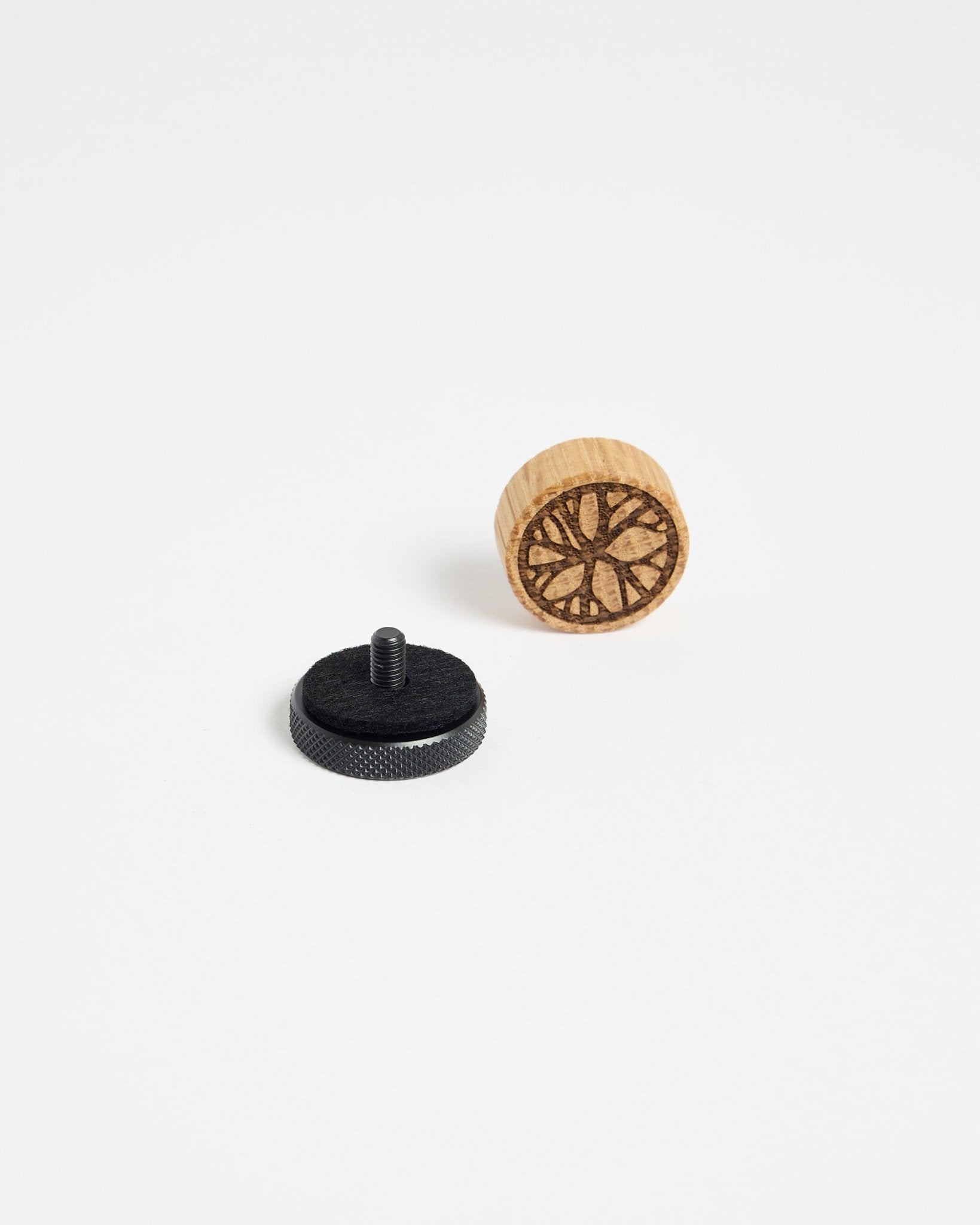 Set di magneti per poster Natural oak Norr di WoodUpp, pensato per esporre foto o fogli su pannelli acustici o pannelli slatwall.