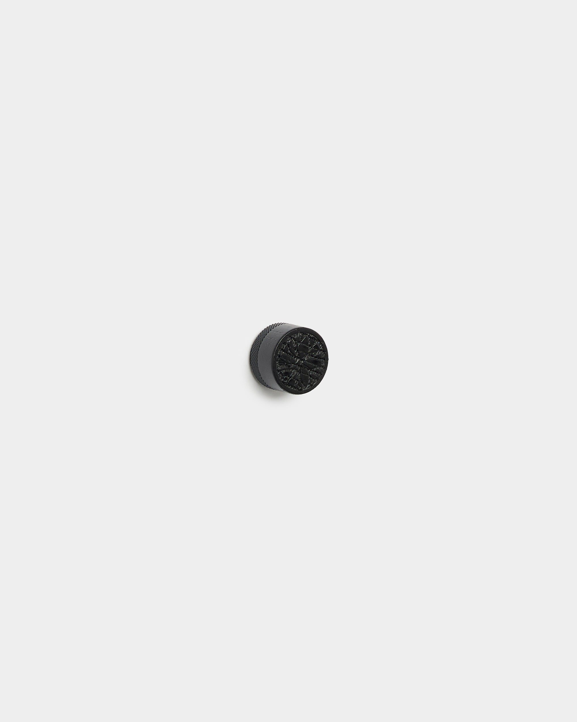 Set di magneti per poster Norr di WoodUpp con pomelli rotondi black oak in small, per fissare foto su uno sfondo in pannello acustico in legno Akupanel grigio chiaro.