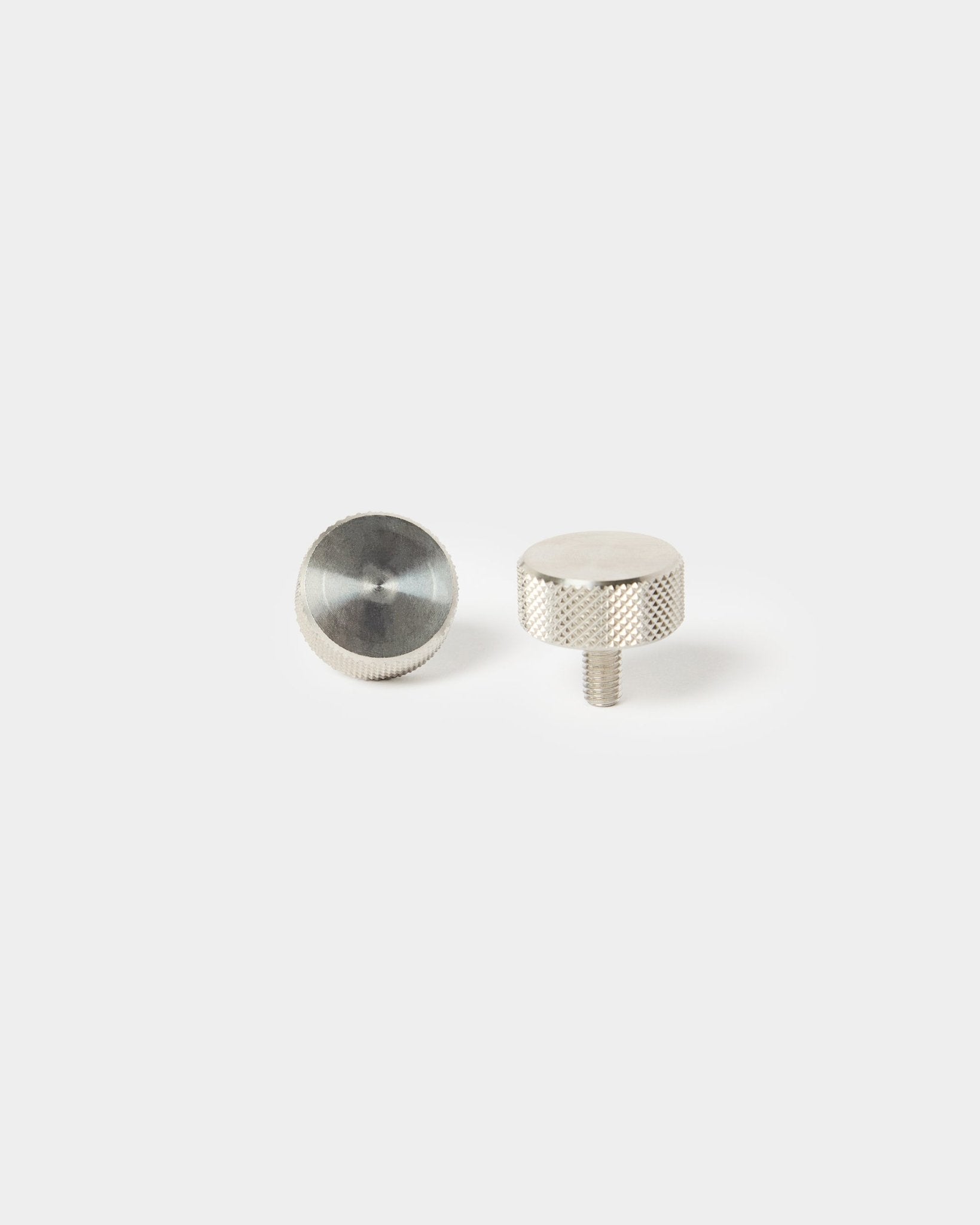 Coppia di viti a testa zigrinata WoodUpp in acciaio inox steel (M5x10 mm, 20x8.8) per l’installazione di Pannello acustico: una con estremità filettata, una con parte superiore liscia.