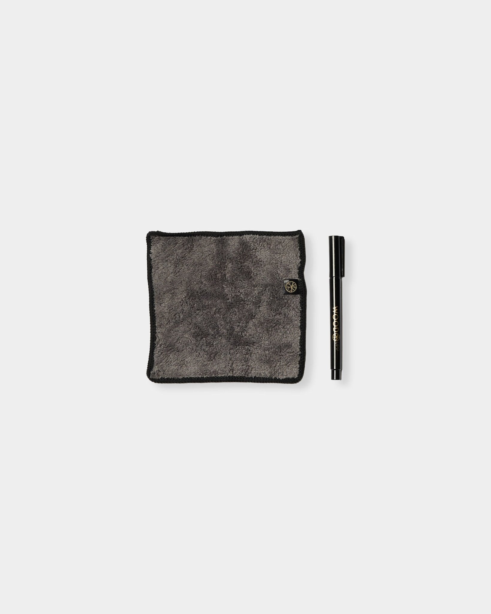 Il set Norr Blackboard di WoodUpp comprende un panno in microfibra grigio con bordi black e un pennarello a gesso liquido, pensati per l’uso su pannelli acustici magnetici.